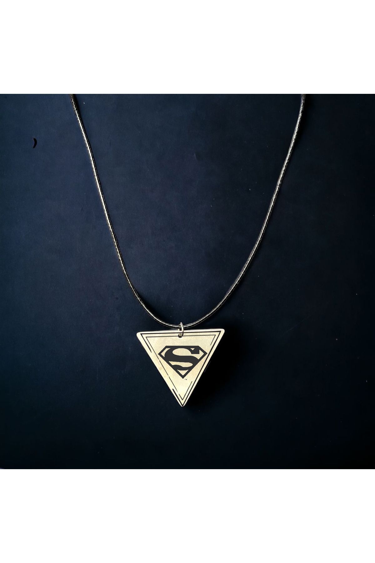 ARCHINO GOLD Superman Temalı Üçgen Motifli Deri Ipli Çelik Plakalı Hediyeye Özel Kolye-482sembol-siyah