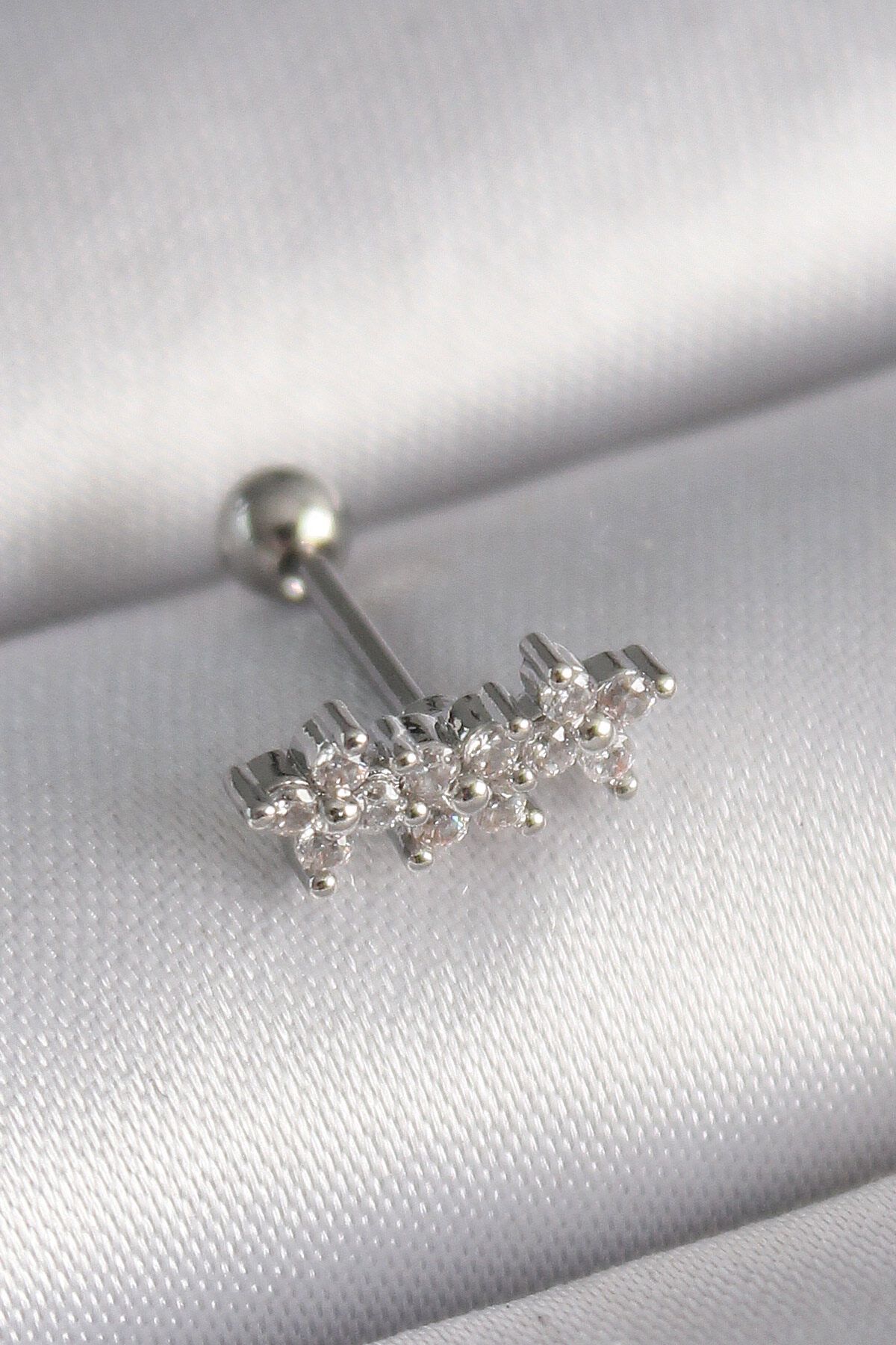merland benvecocuk 316L Çelik Gümüş Renk Zirkon Taşlı Yonca Tragus Piercing - Lisinya