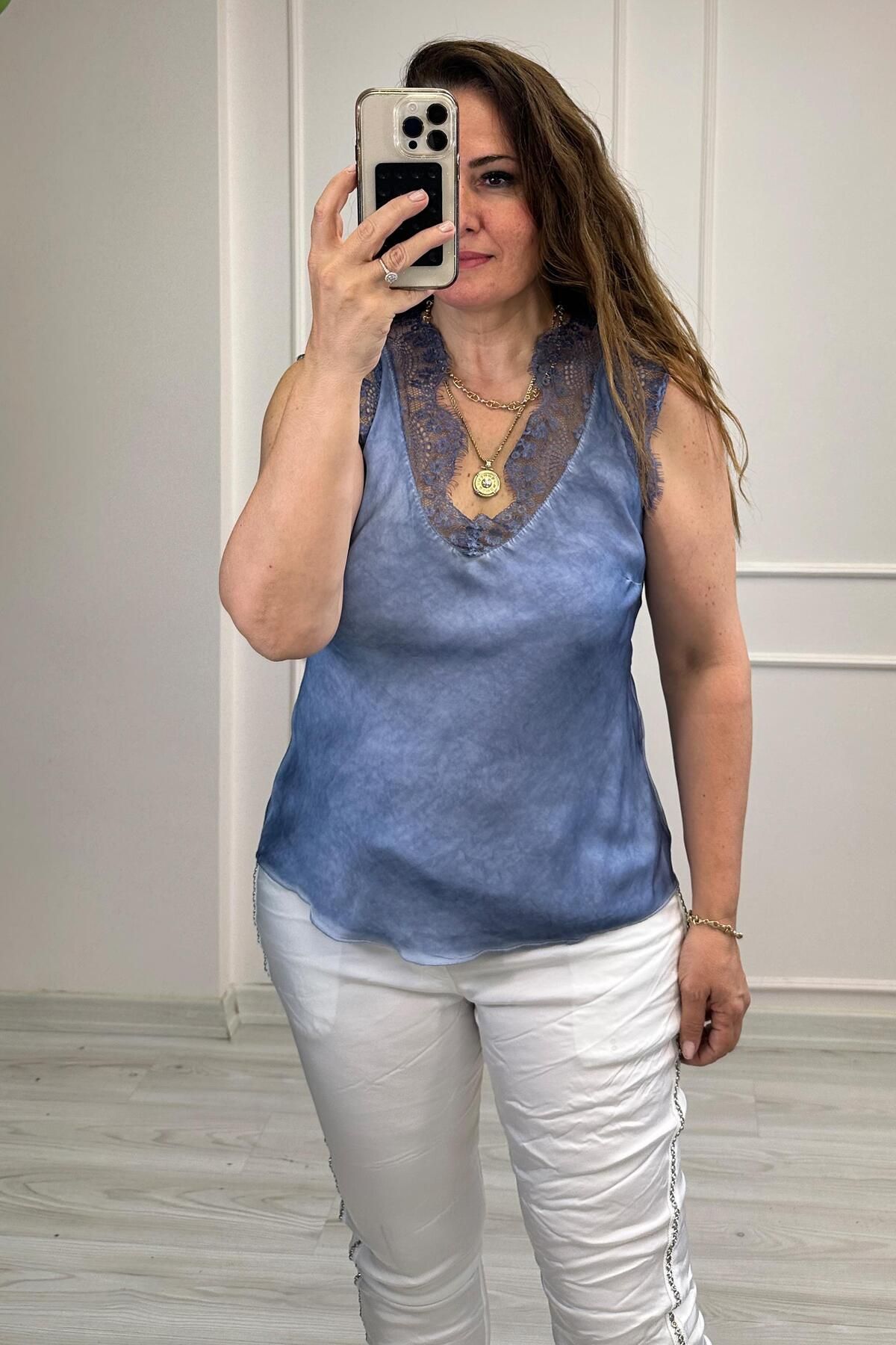 Mine Sabuncuoğlu Georgina V Yaka Saten Bluz Lacivert
