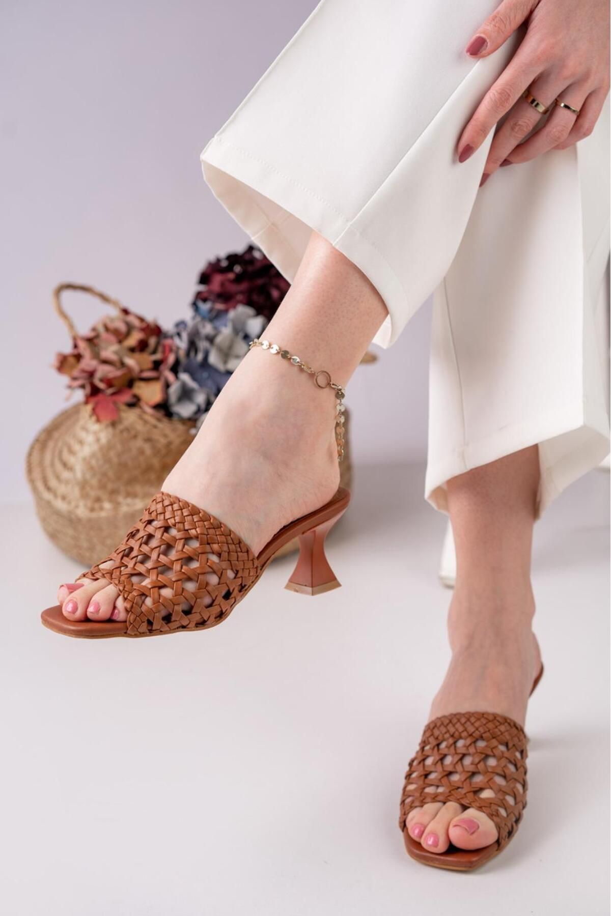 BAZE SHOES Hasır Örme Kalın Bantlı Taba Topuklu Terlik