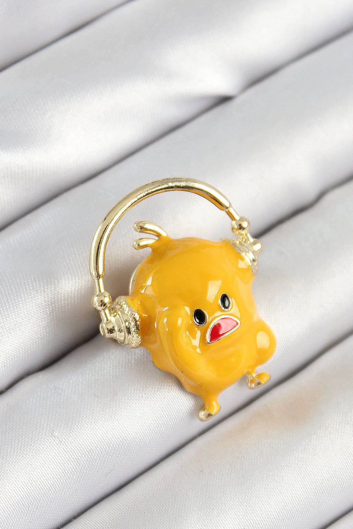 NEZADE STORE 3D Kulaklıklı Sarı Civciv Figürlü Gold Renk Kadın Broş - TJ-BR446