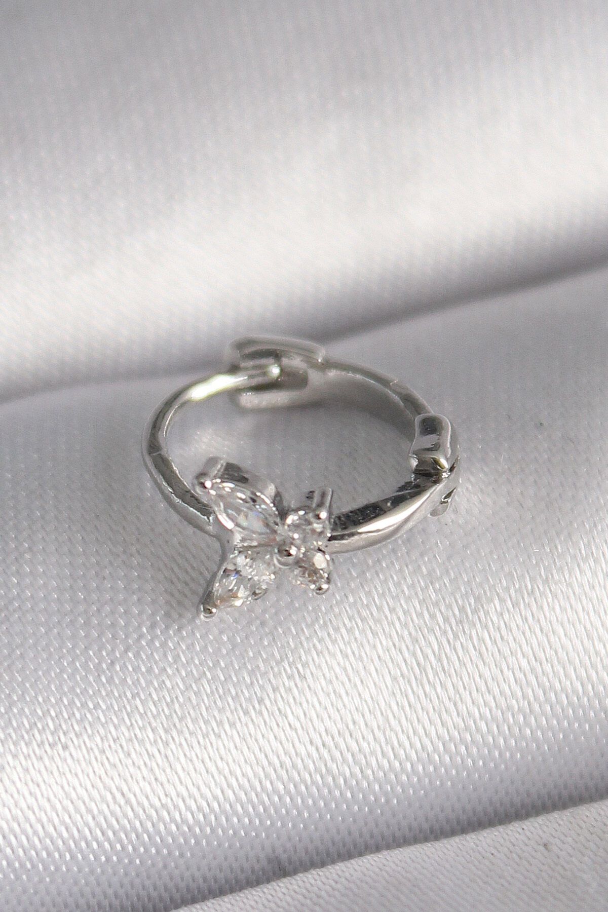 Avantaj Kapıda ® 316L Çelik Gümüş Renk Zirkon Taşlı Kelebek Model Tragus Piercing