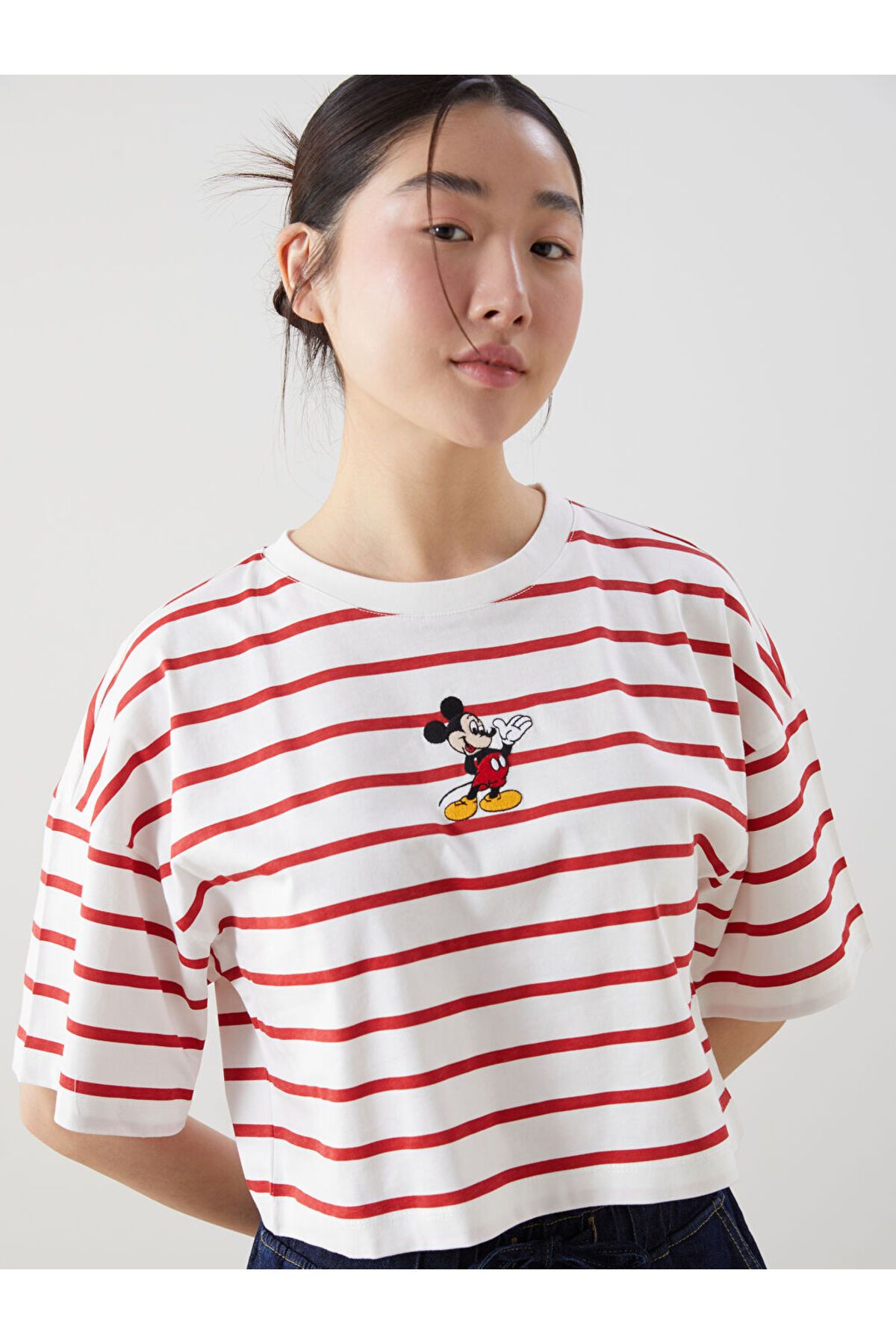 LC Waikiki XSIDE Kirmizi Bisiklet Yaka Mickey Mouse Nakışlı Kadın Crop S5GV94Z8NVY25