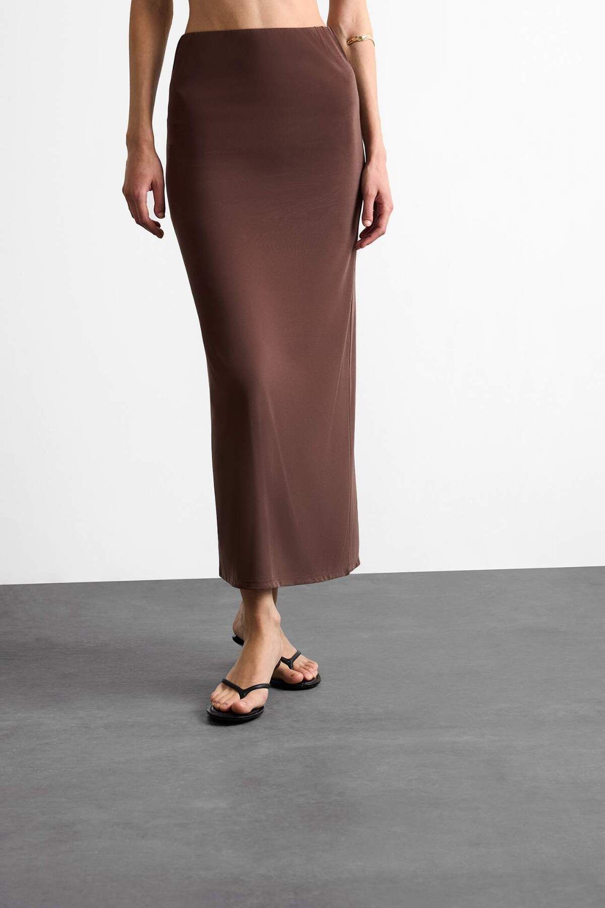 DeFacto Slim Fit Dar Kesim Yırtmaçlı Midi Etek F8335AX25SM