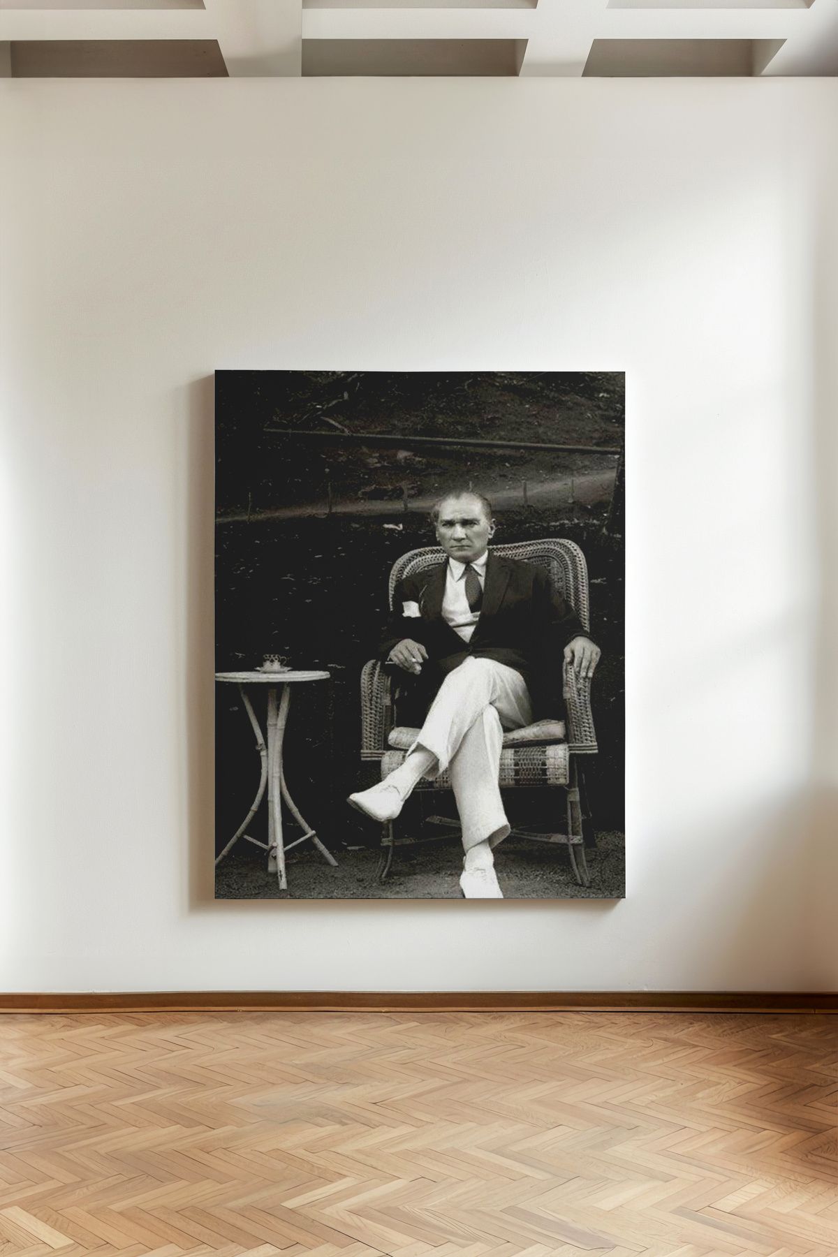 Kanvaspera Atatürk Çay Bahçesi Pozu - Kanvas Tablo | Siyah Beyaz Fotoğraf | Klasik Duvar Dekoru