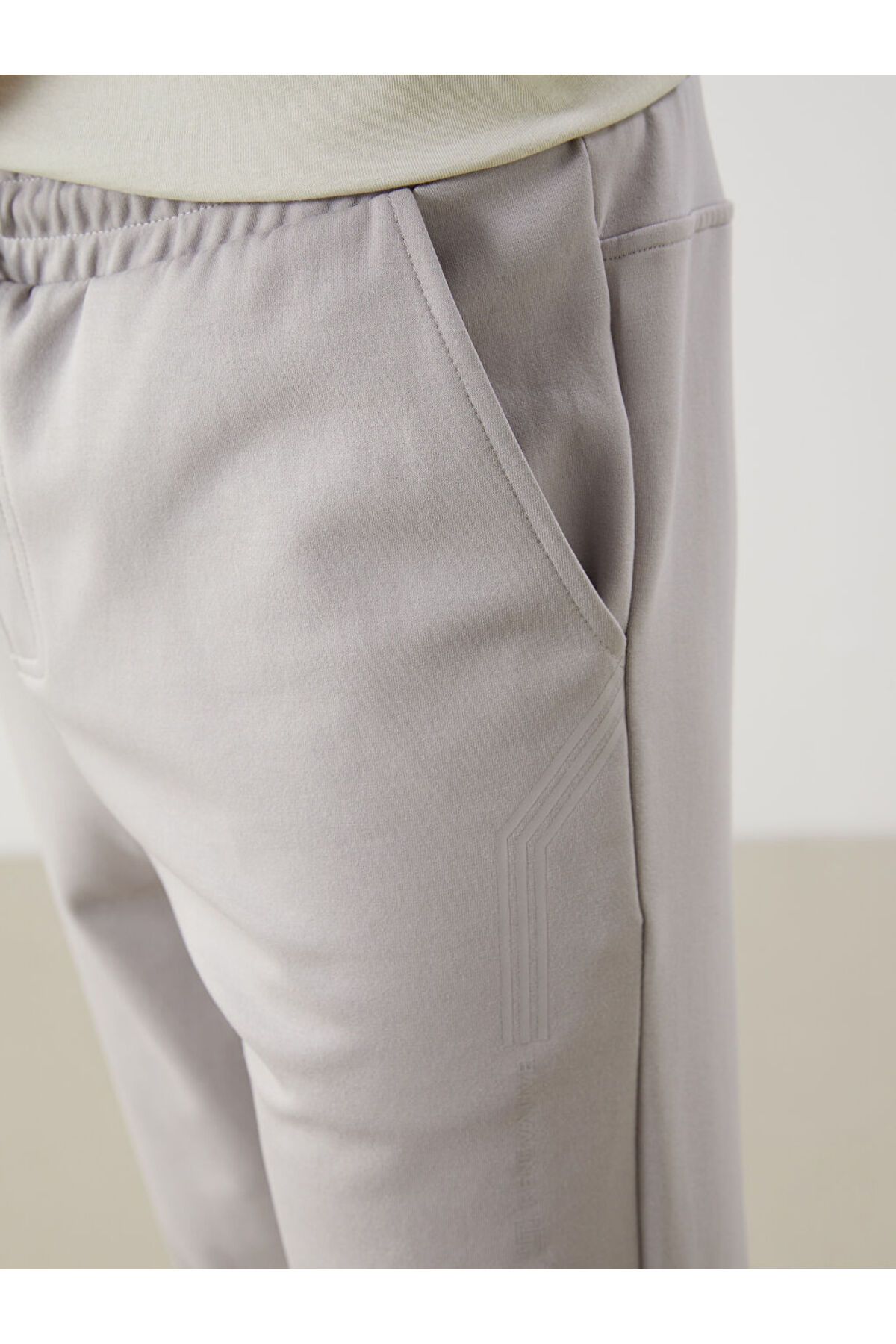 LC Waikiki-Create Your Style from Uzg Store |   Standard Fit Men's Jogger Sweatpants 4