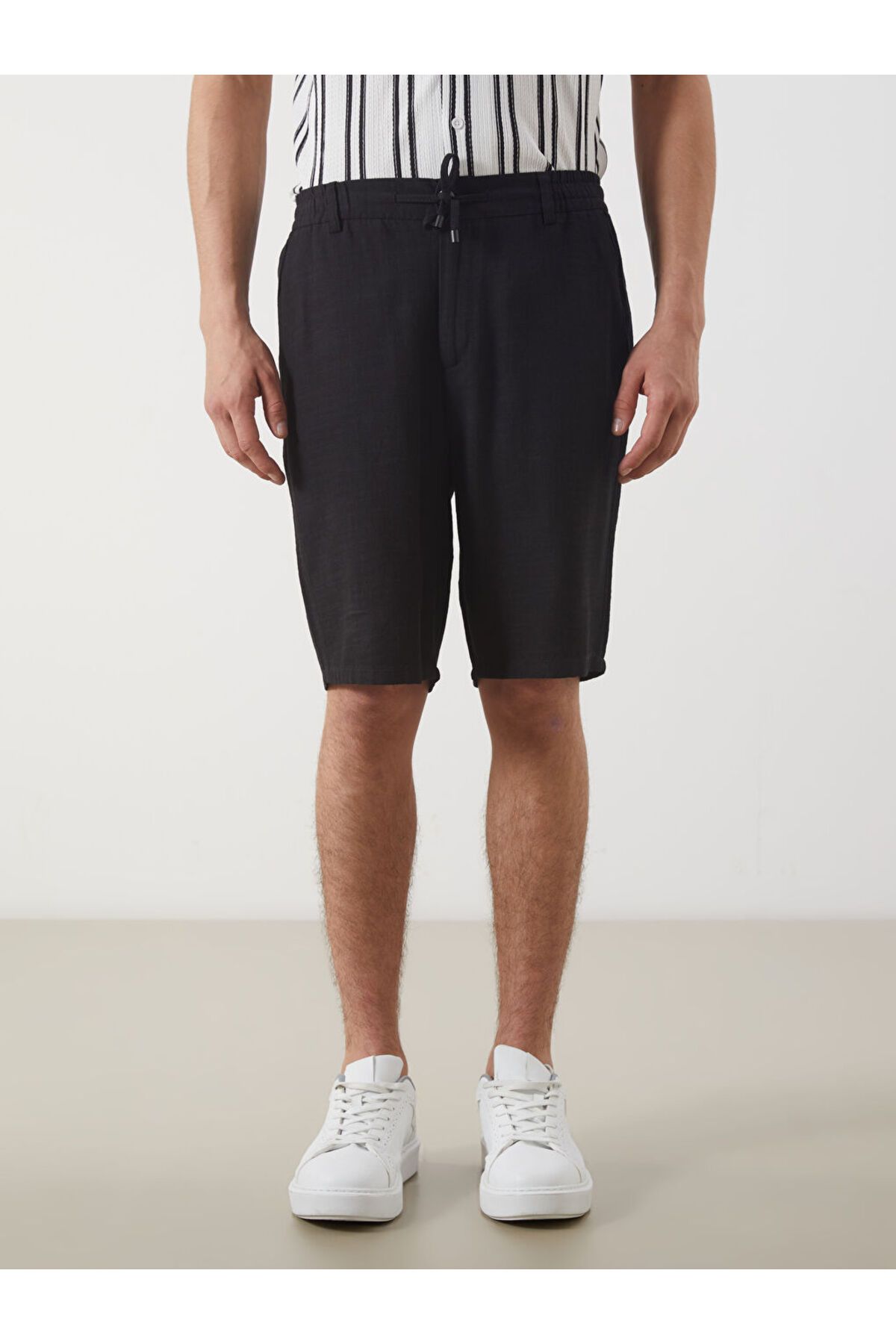 LC Waikiki-Μαύρο ανδρικό σορτς Standard Fit Linen Look 2