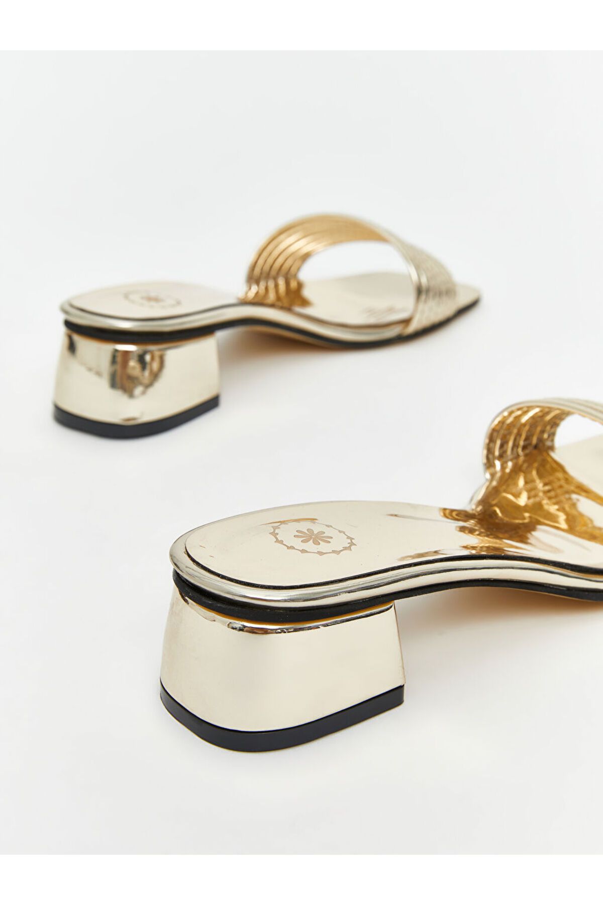 LC Waikiki-Γυναικείες παντόφλες με τακούνι LCW STEPS Sari Single Strap 5