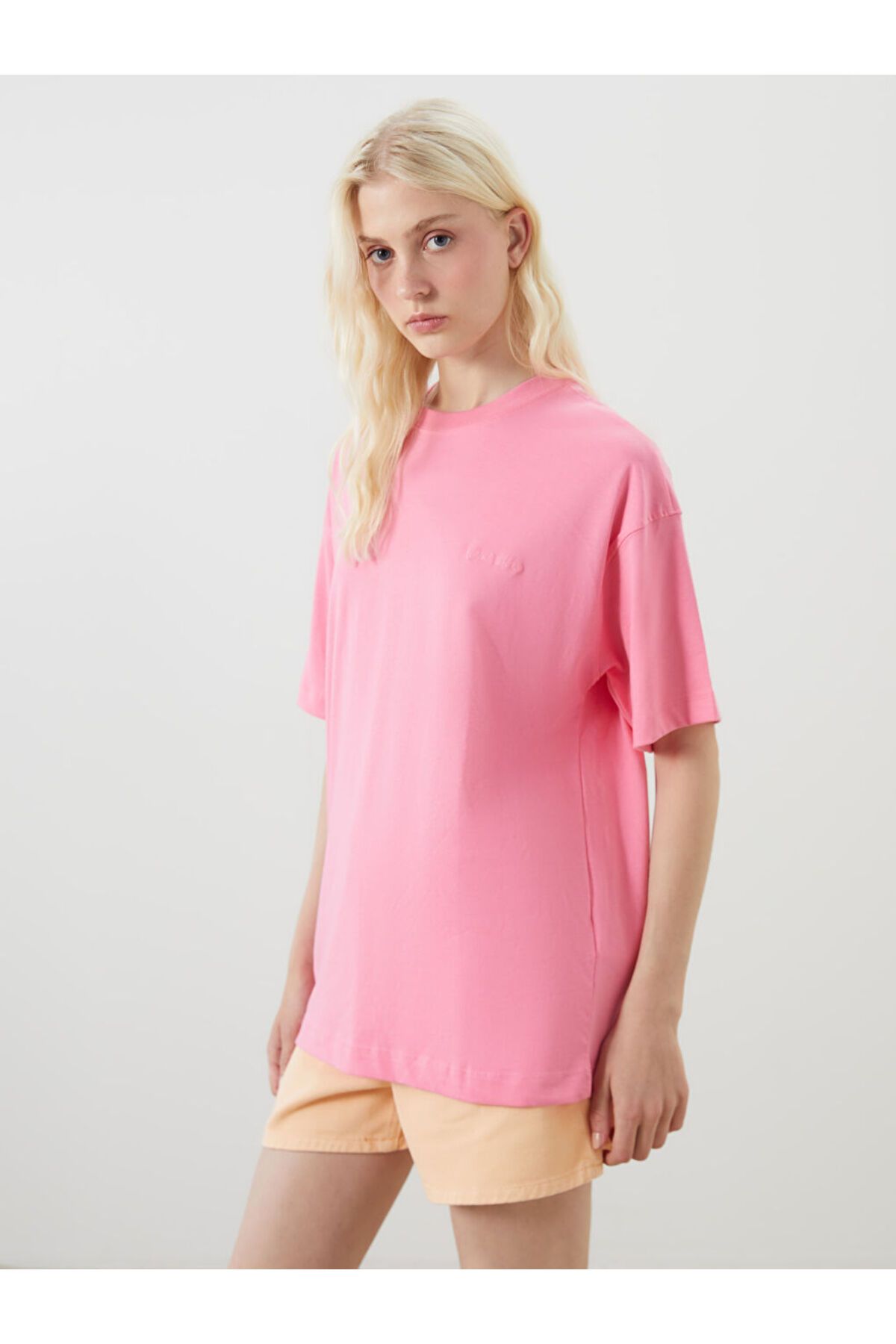 LC Waikiki Bisiklet Yaka Nakışlı Oversize Kadın Tişört