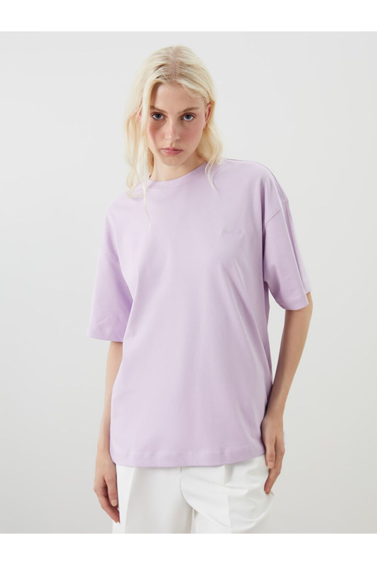 LC Waikiki Bisiklet Yaka Nakışlı Oversize Kadın Tişört
