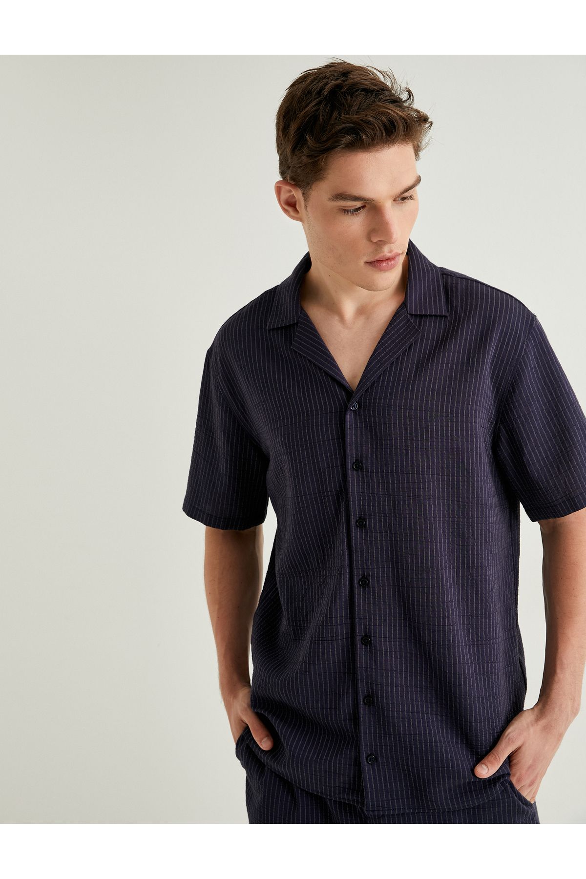 Koton Yeni Sezon Kısa Kollu Gömlek Devrik Yaka Düğmeli Slim Fit