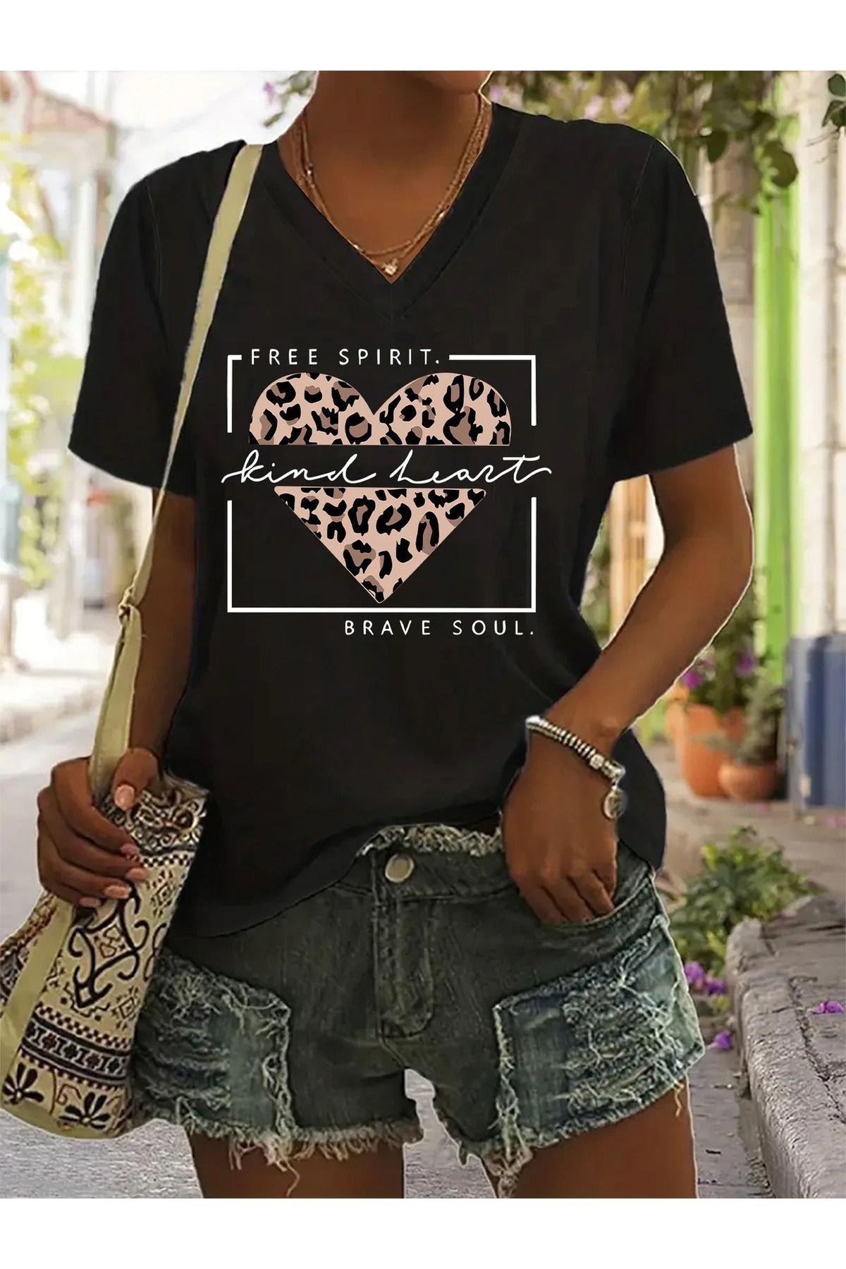 WOODROFFE Kadın V yaka Cesur Özgür Ruh Grafik Baskılı Siyah Beyaz T-Shirt Oversize Salaş