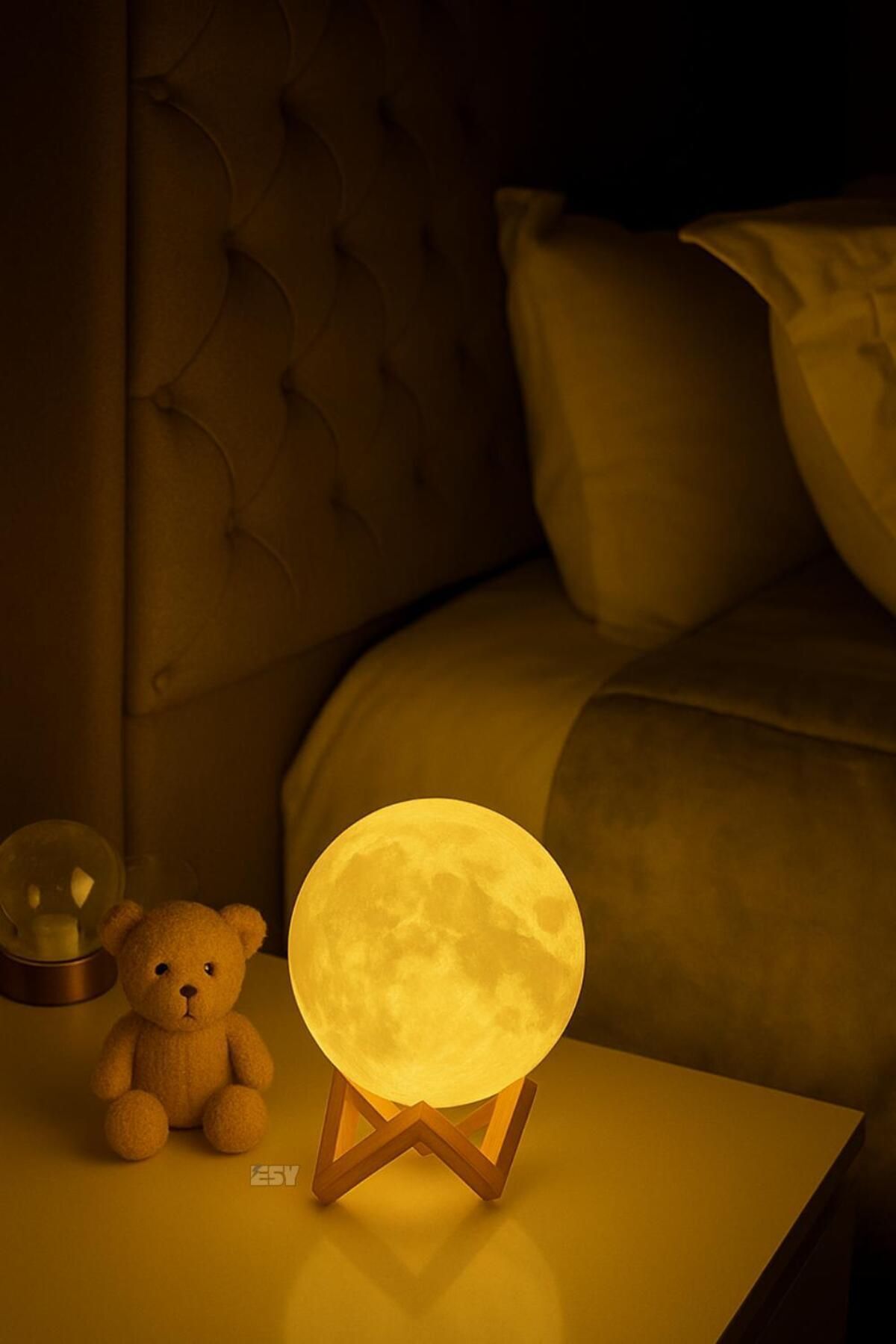 SerenityHaven Ay Ahşap Standlı Gece Lambası Dekoratif Küre