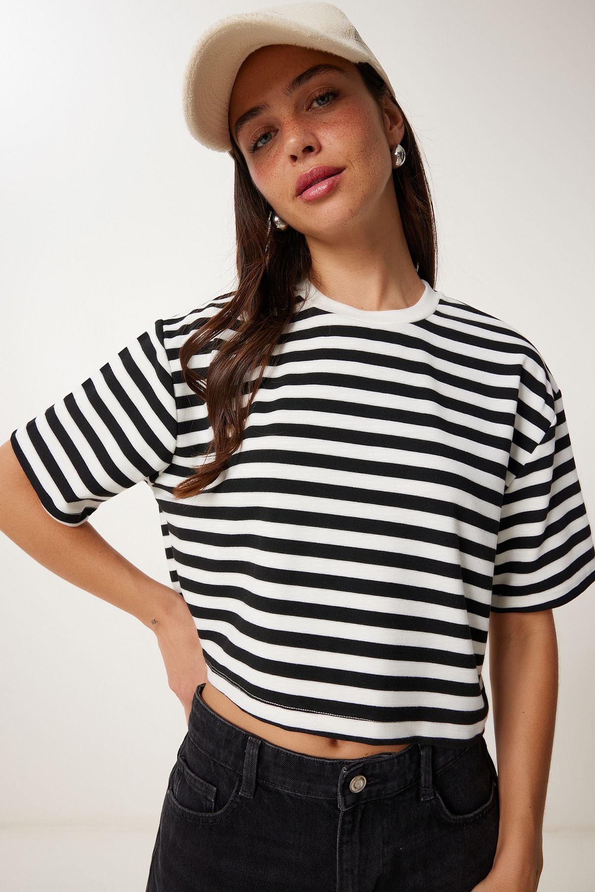 Lovelyİstanbul Çizgili Esnek Crop Örme T-shirt SİYAH KEMİK LCR0082
