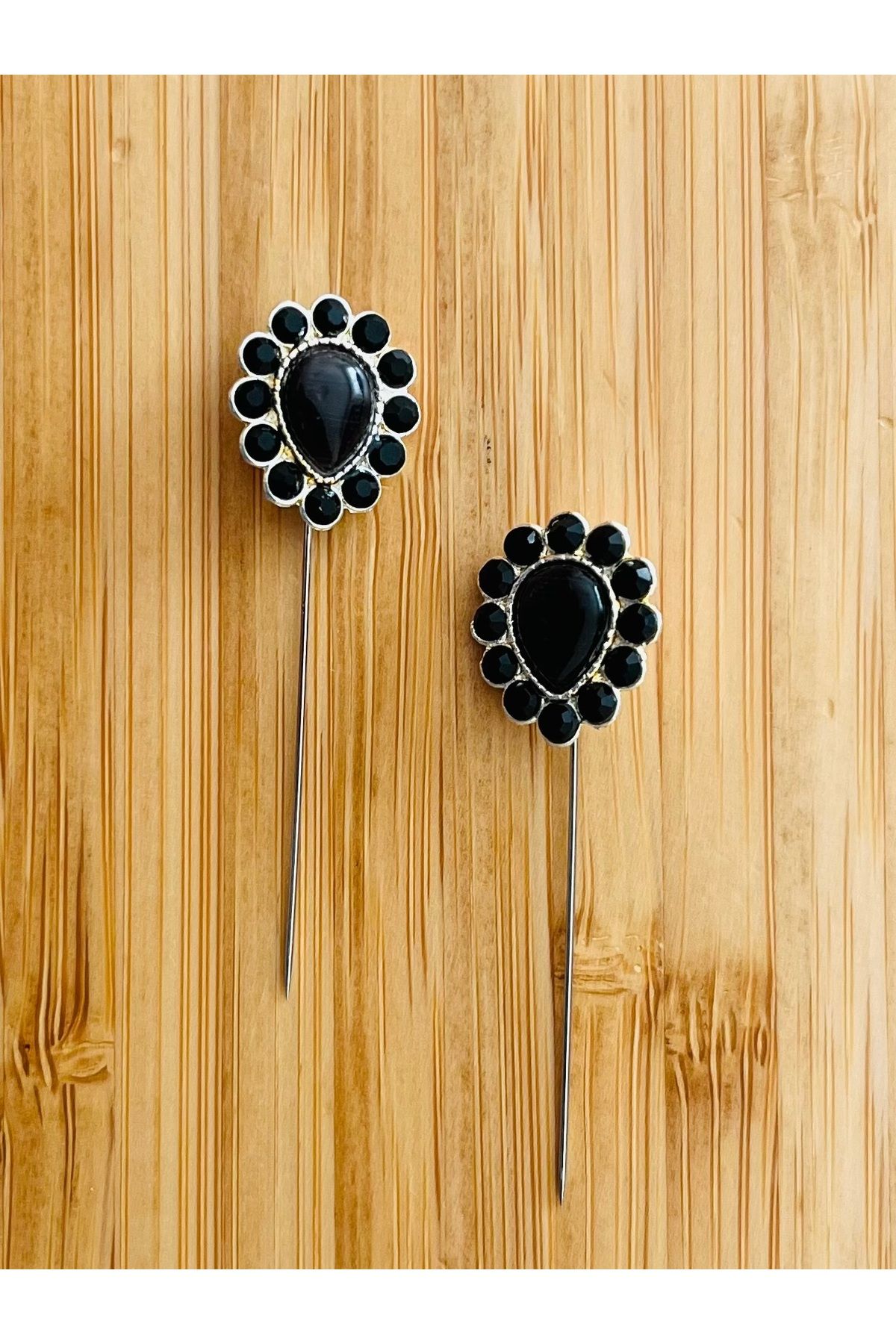 Öztürk Kristal Görünümlü Akrilik Taş Eşarp Iğnesi. İğne Boyu: 32mm. Başlık Ebatı: 15mm.