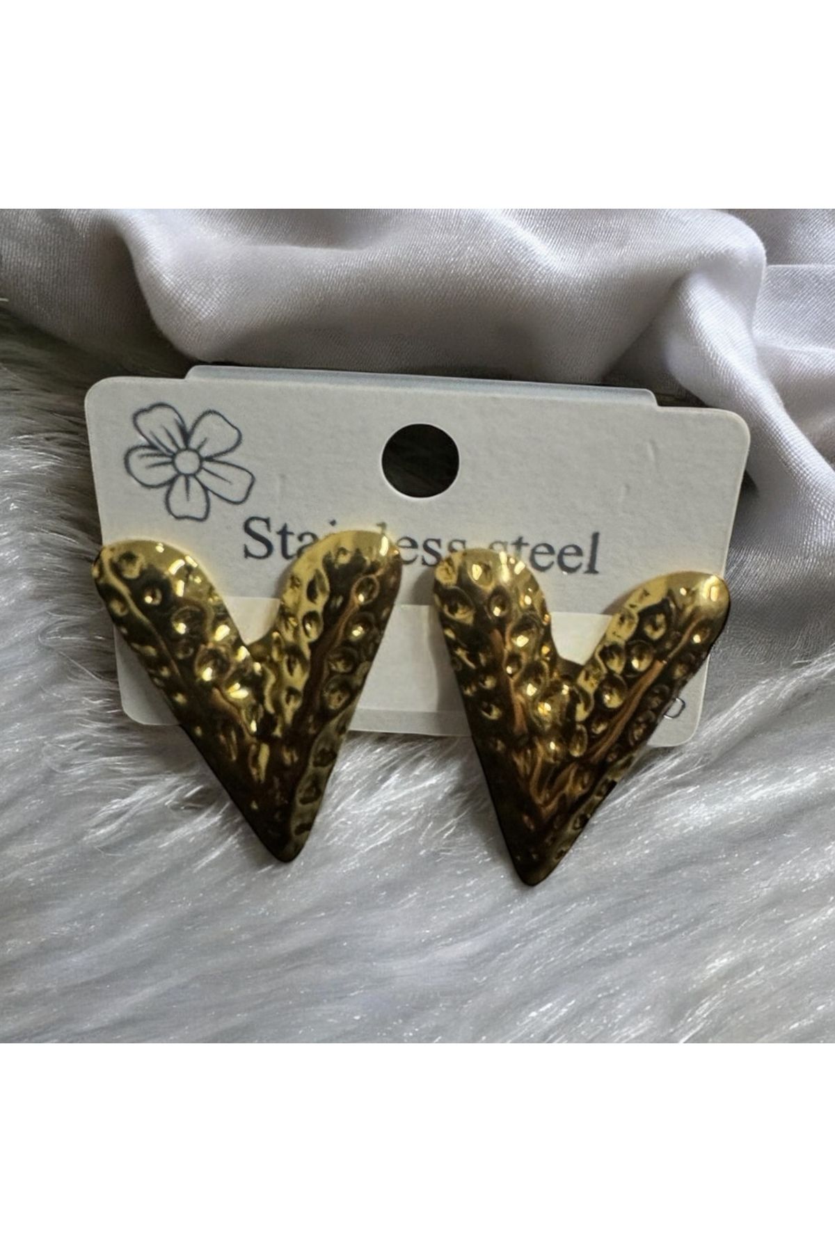 Mojo Jewellery Gold Renk Paslanmaz Çelik Kabartmalı V Form Küpe Kalp Esintili