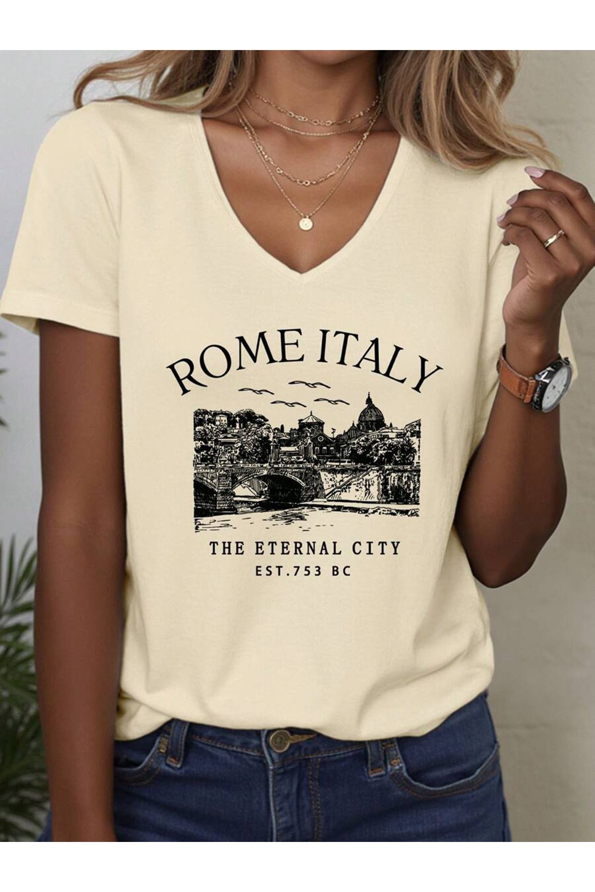 Cosmo Style ROMAITALY baskılı V-yaka kısa kollu normal boy günlük giy çık tshirt TYCDCA4AF3A0E6B508