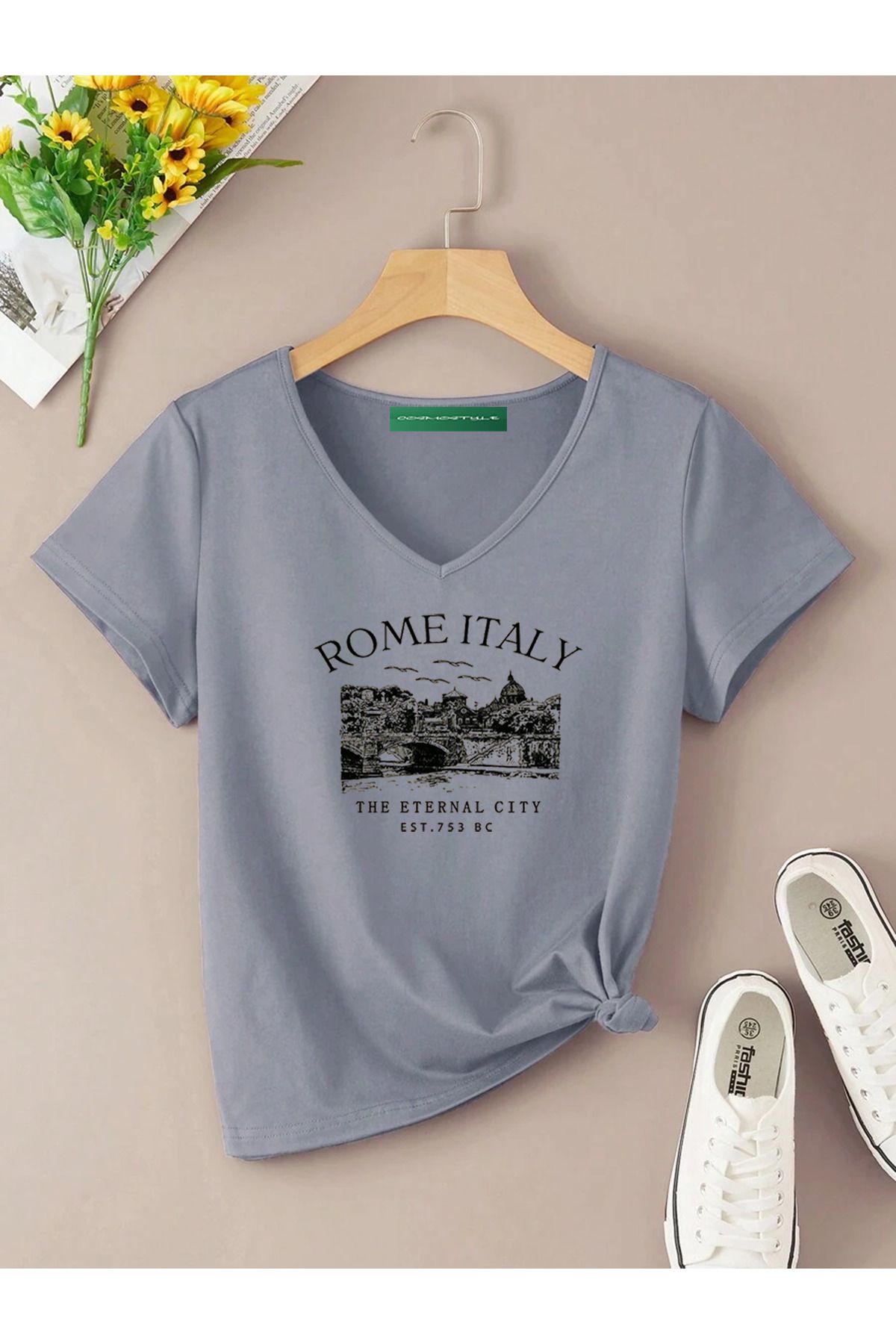 Cosmo Style ROMAITALY baskılı V-yaka kısa kollu normal boy günlük giy çık tshirt TYCDCA4AF3A0E6B508