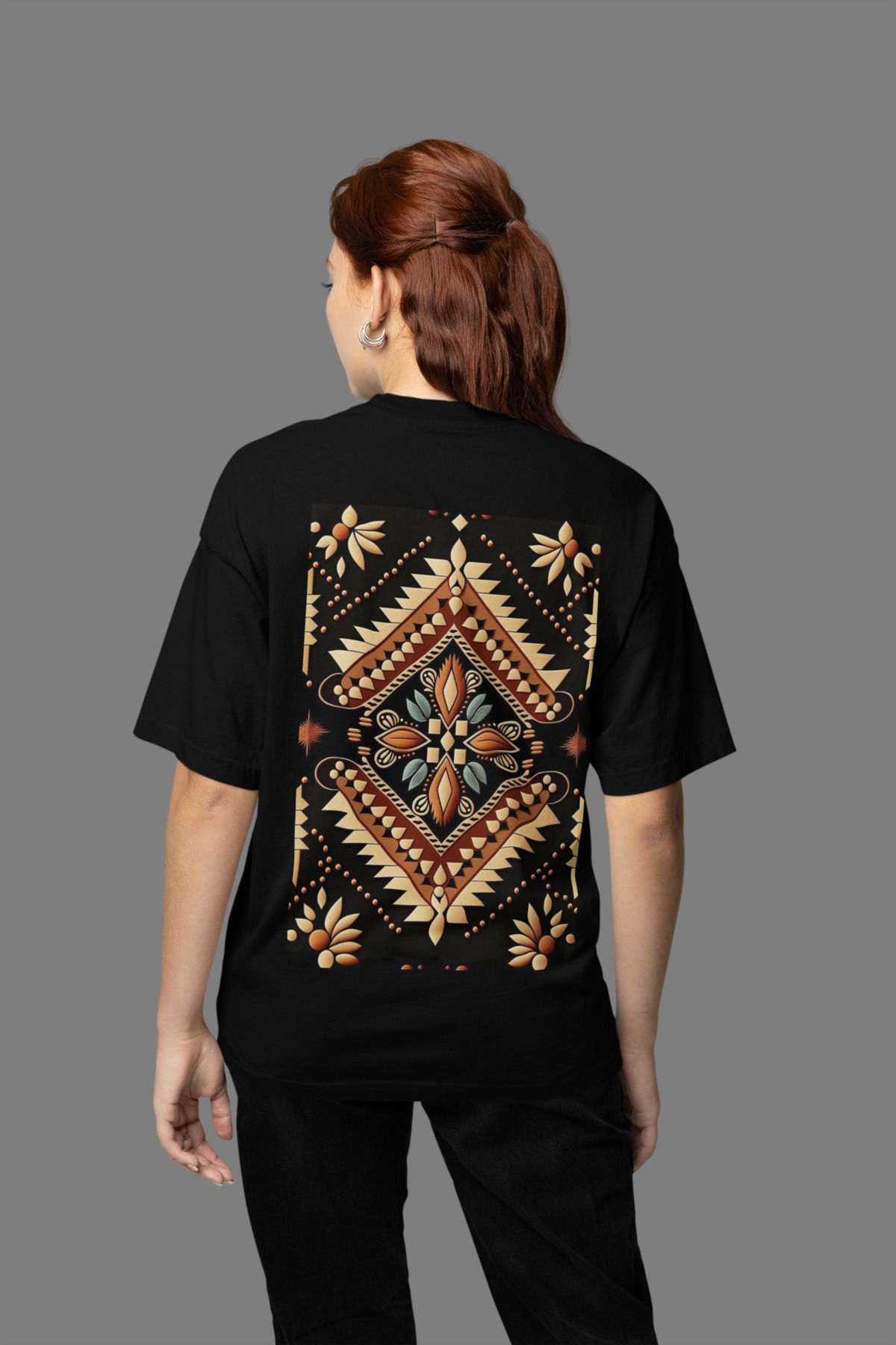 MAGORS BLACK DIZAYN SIRT BASKILI BİSİKLET YAKA PAMUKLU OVERSIZE KALIP KISA KOLLU KADIN TSHIRT