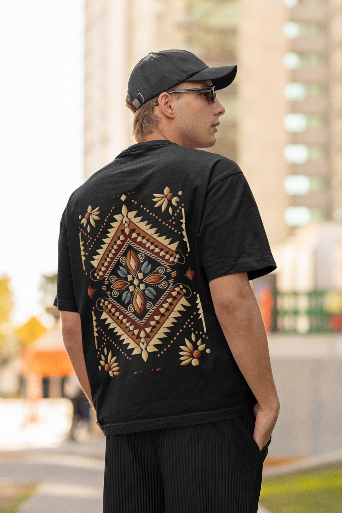 MAGORS BLACK DIZAYN SIRT BASKILI BİSİKLET YAKA PAMUKLU OVERSIZE KALIP KISA KOLLU ERKEK TSHIRT