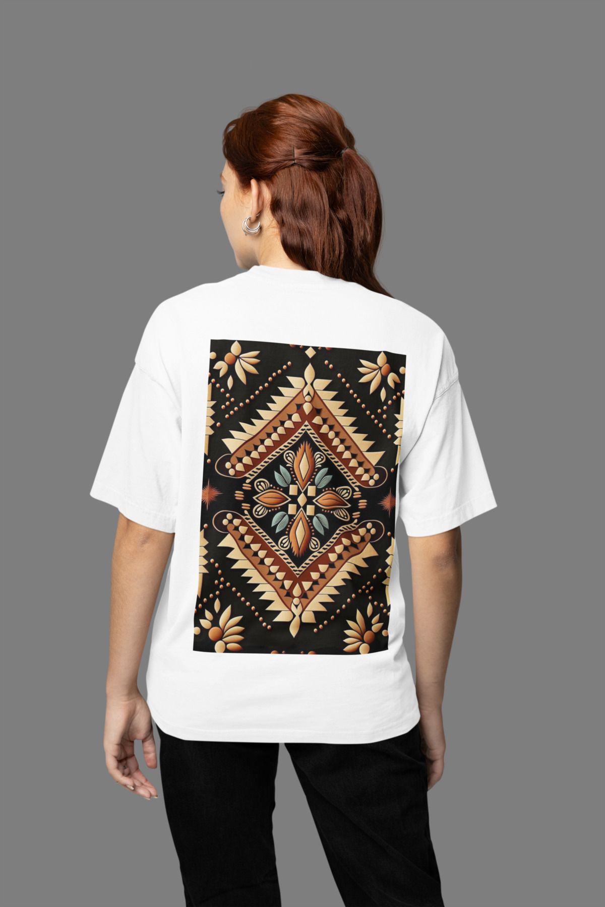 MAGORS BLACK DIZAYN SIRT BASKILI BİSİKLET YAKA PAMUKLU OVERSIZE KALIP KISA KOLLU KADIN TSHIRT