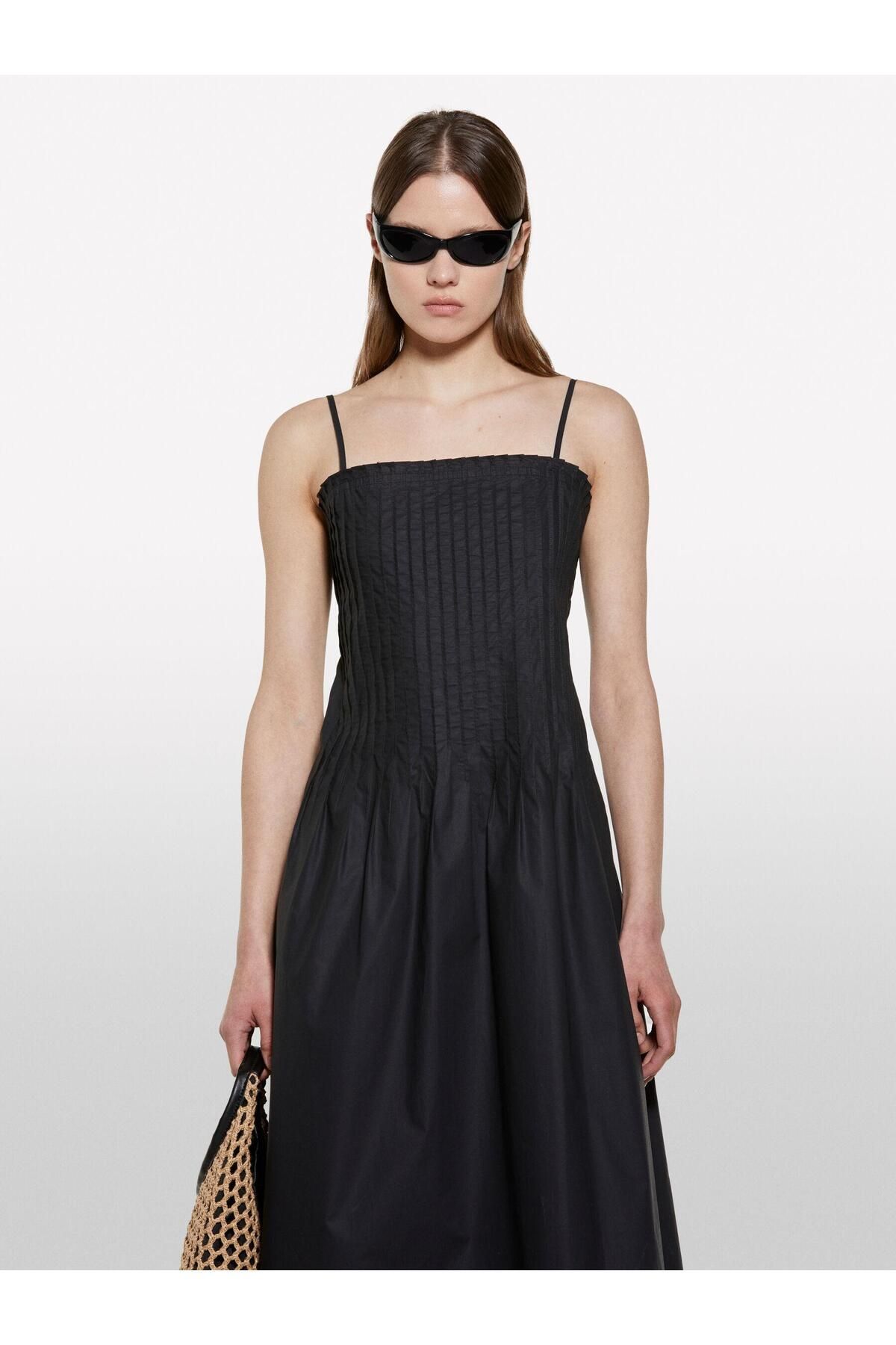 Sisley %100 Pamuk Pileli Düz Yaka Askılı Poplin Elbise Kadın Siyah Elbise - 325P4XUCLV076