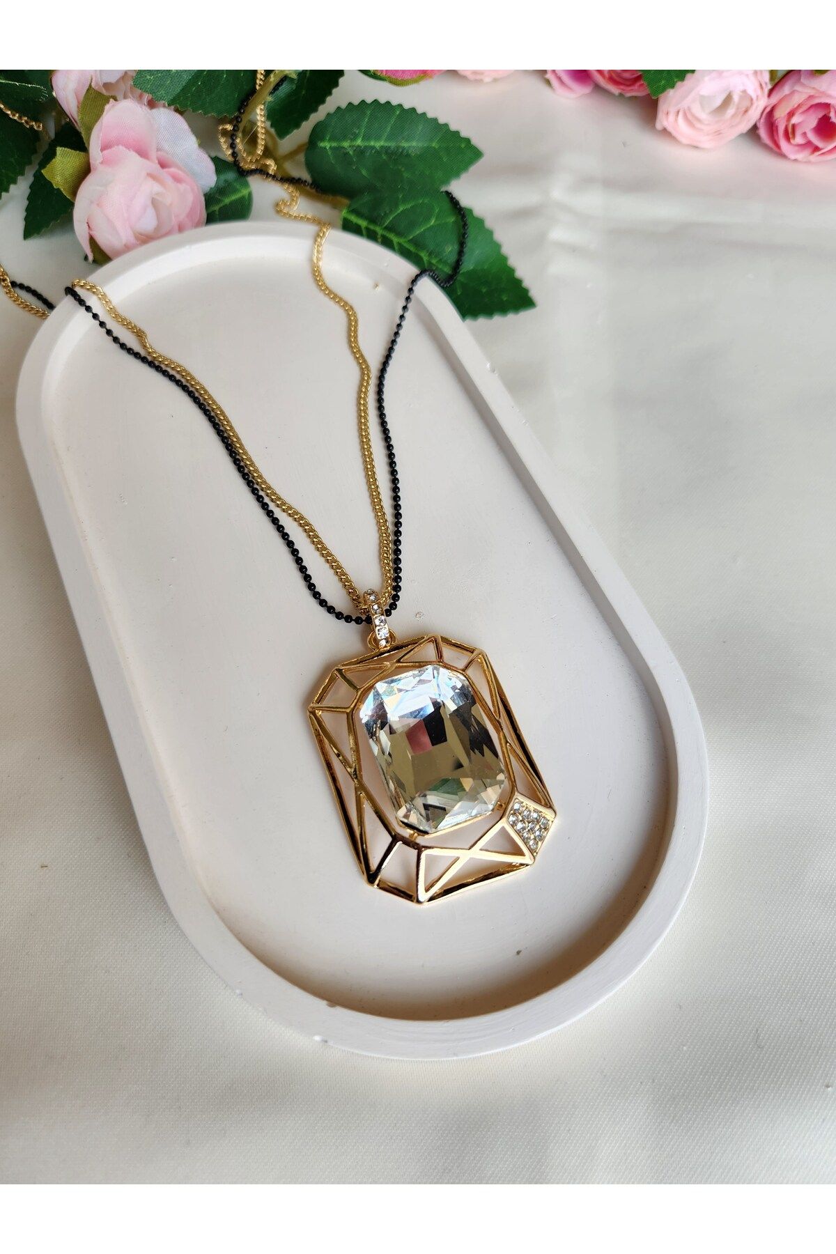GIHANDMADE Geometrik Çerçeveli Büyük Kristal Taşlı Kolye – Siyah & Altın Zincirli