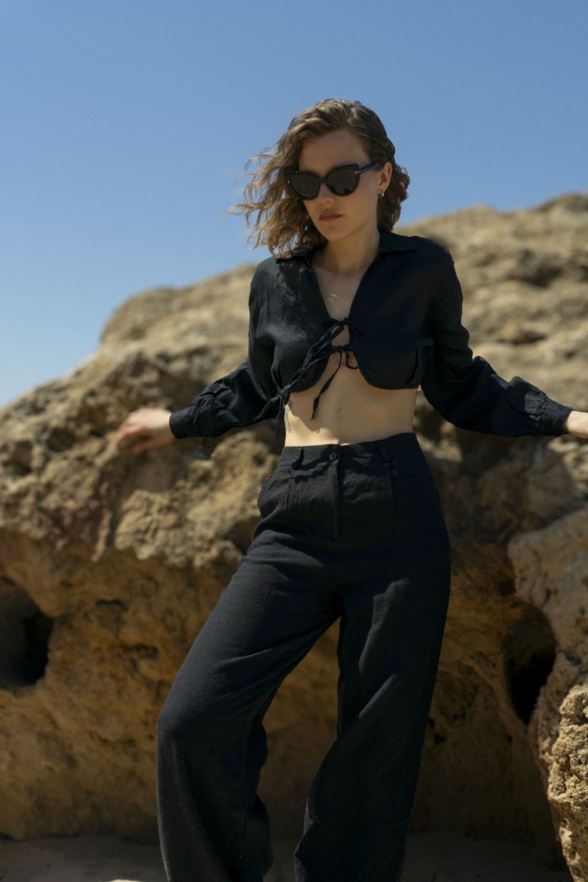Defne Boutique Siyah Crop Bağlamalı Keten Gömlek