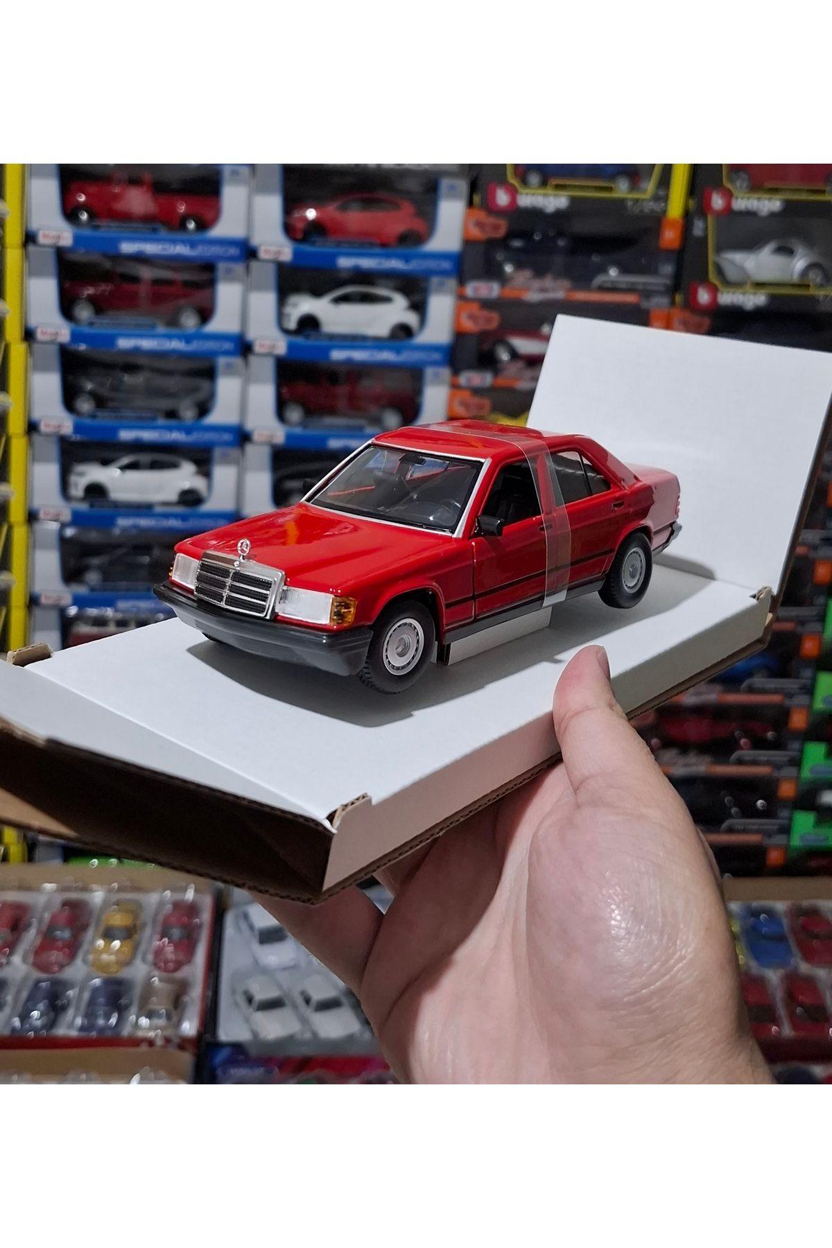 Burago 1.24 ÖLÇEK BURAGO MARKA LİSANSLI MERCEDES BENZ 190E KIRMIZI (17 18 CM)