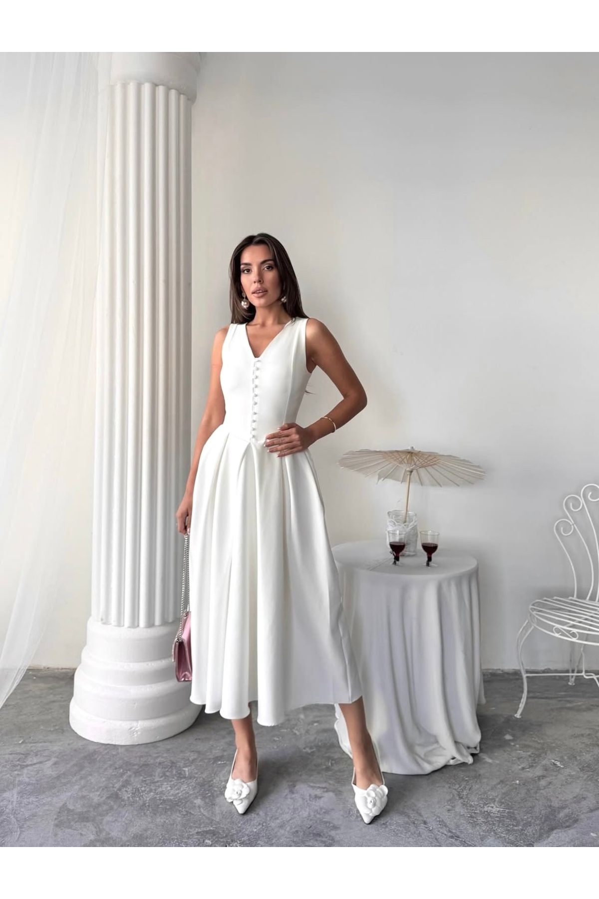 Afiş Butik Beyaz Pileli Düğme Detaylı Midi Elbise
