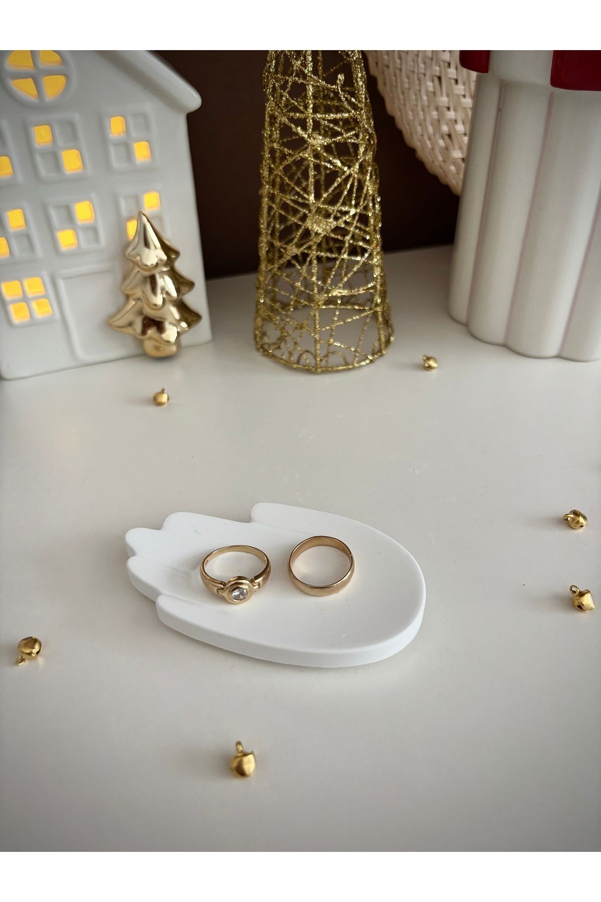 SerenityHaven El Şeklinde Dekoratif Mini Takı Tutucu (VERNİKLİDİR)