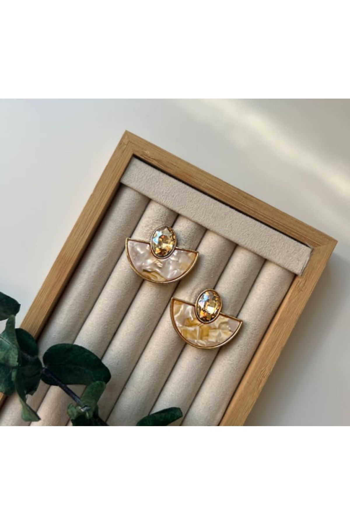 HND collection Kristal Taş Detaylı Görünümlü Yarım Ay Küpe Gold Çerçeveli Modern Tasarım