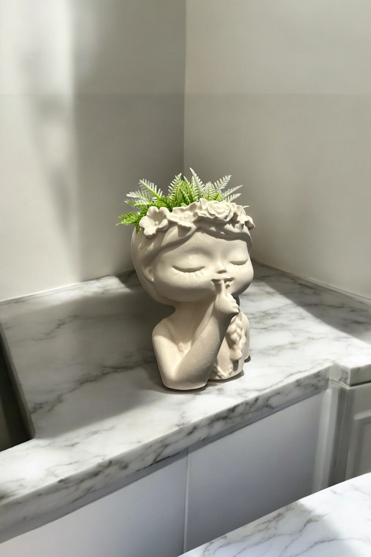 SerenityHaven Çiçekli Kız Dekor Vazo