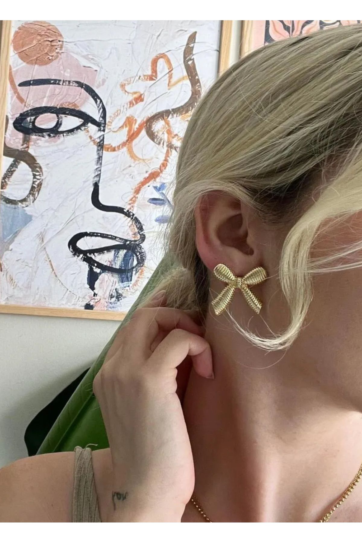 HND collection Gold Renk Tel Formlu Çiçek Model Çelik Küpe –Modern ve Zamansız Aksesuar