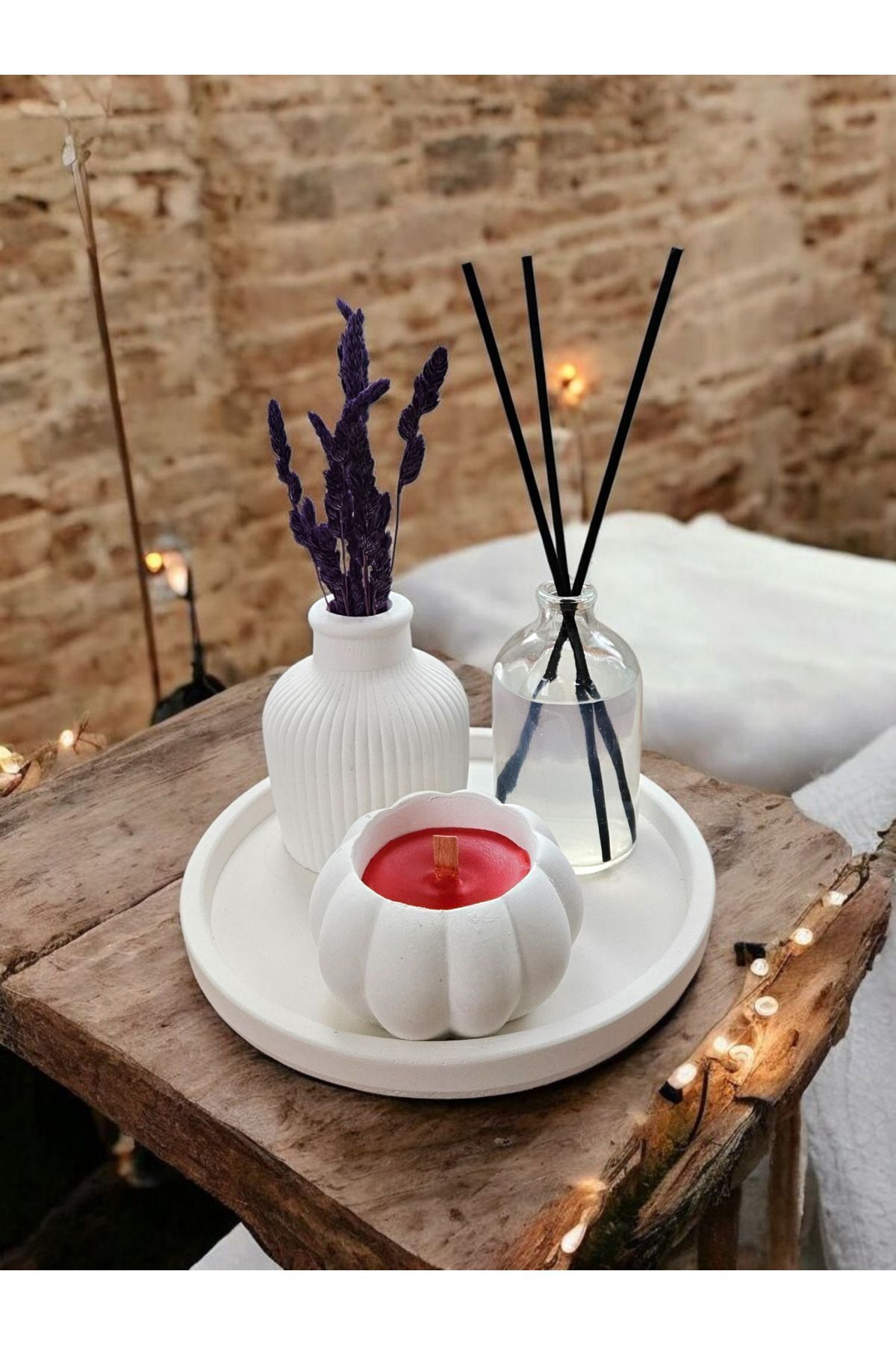 SerenityHaven 4Lü Kırmızı Mum + Çizgili Vazo + Fresh Oda Kokusu + Yuvarlak Tepsi