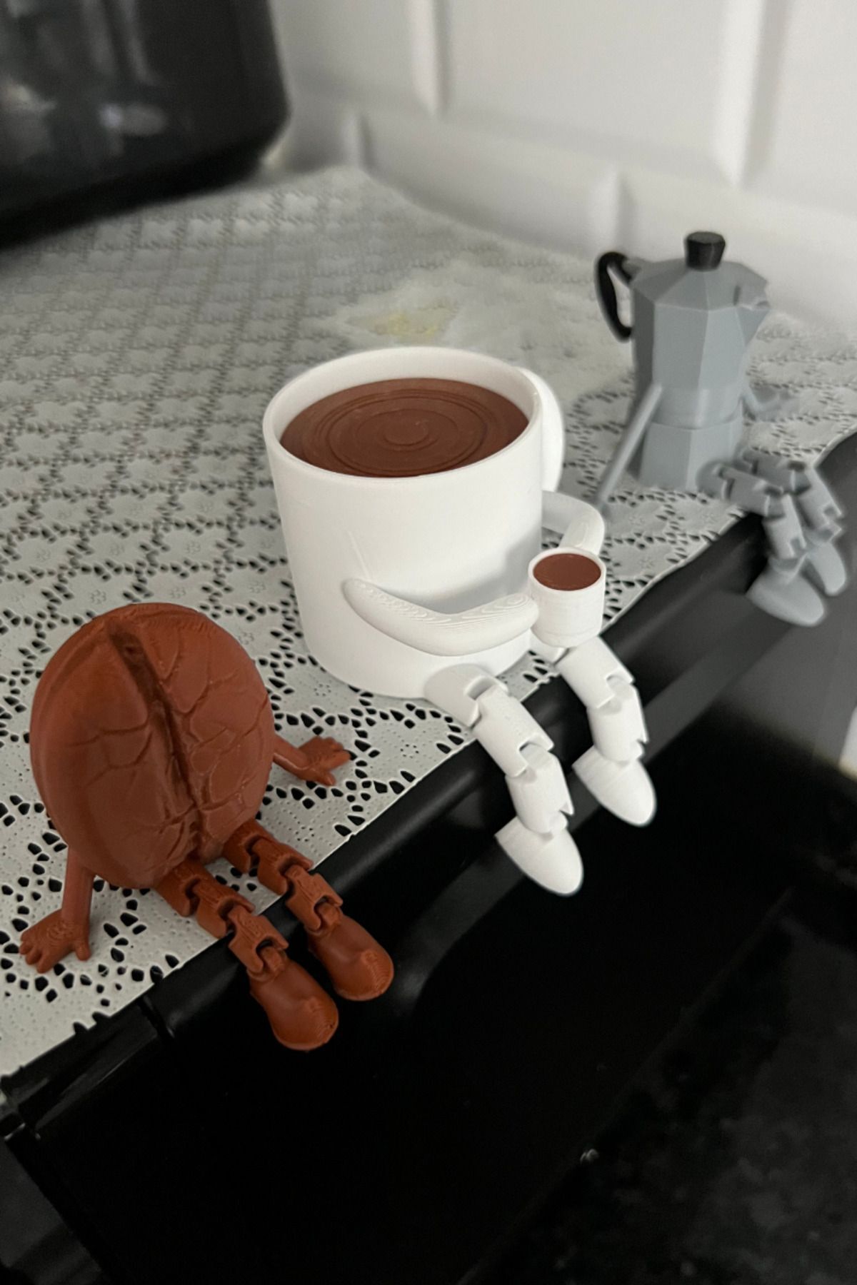 SerenityHaven Kahve Temalı Biblo Seti 3 Adet – Moka Pot, Kahve Çekirdeği Ve Fincan Masaüstü Süs