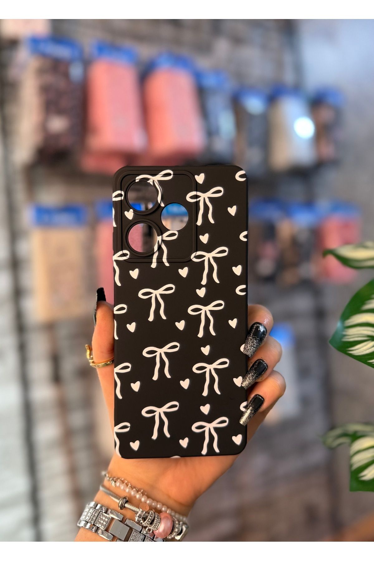 DarkSun TECNO SPARK 20 PRO Uyumlu Beyaz Fiyonk Desenli Siyah Lansman Telefon Kılıfı