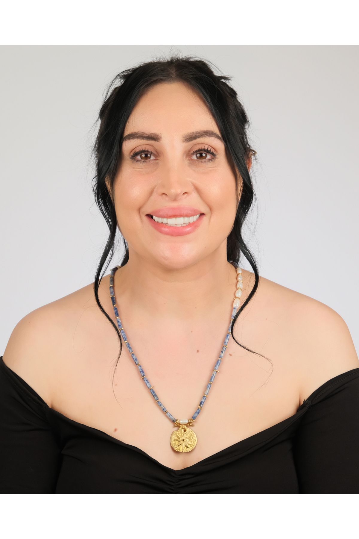 polimooi El Yapımı Sodalit & İnci Boncuklu Bronz Madalyon Kolye – Boho Vintage Statement