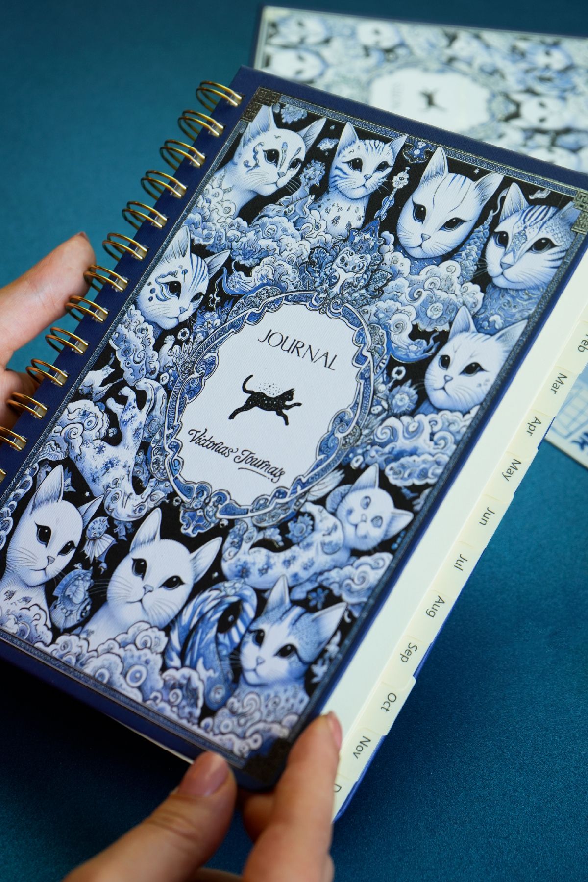 Victoria's Journals Spiralli Sert Kapak Tarihsiz Haftalık Planlayıcı. 12 Ayraçlı ,192 sayfa.100 gr. Ivory