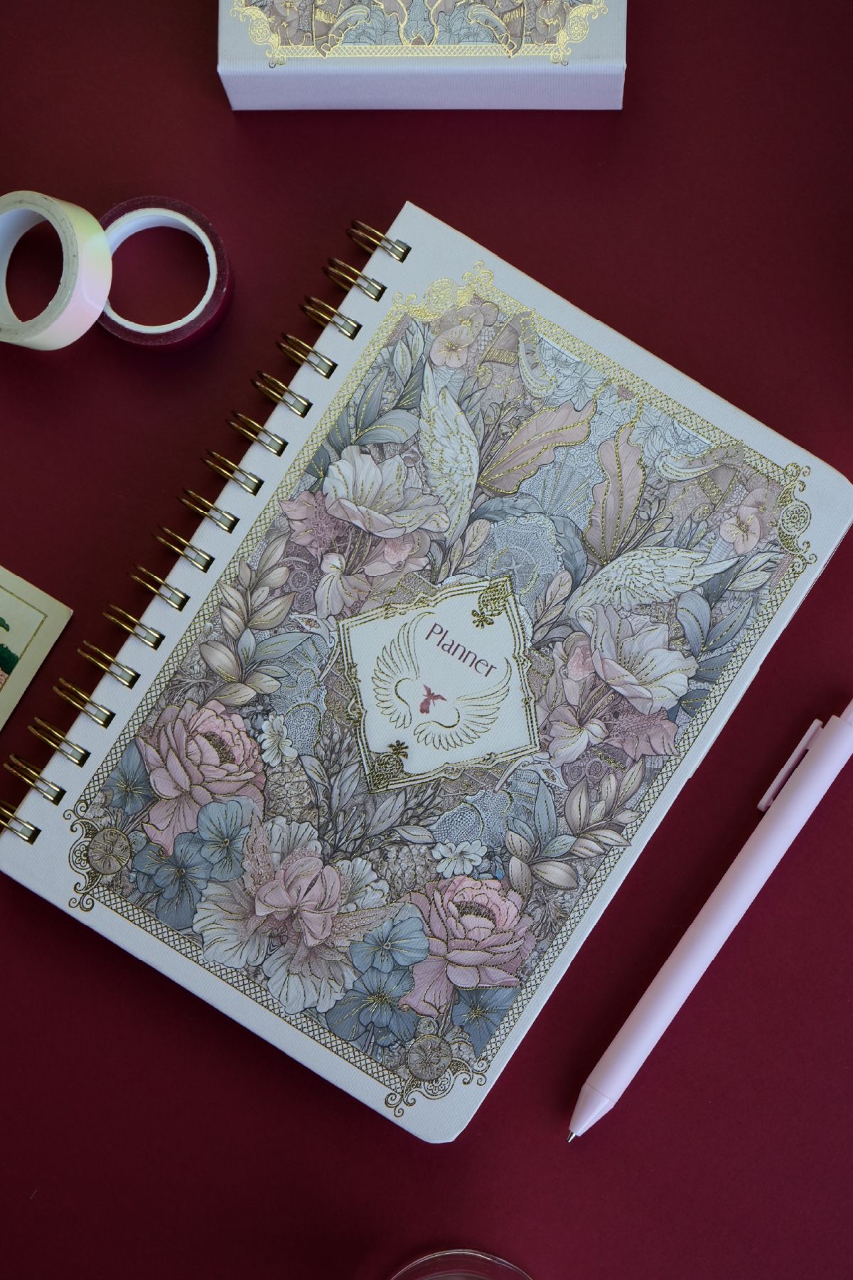 Victoria's Journals Spiralli Sert Kapak Tarihsiz Haftalık Planlayıcı. 12 Ayraçlı ,192 sayfa.100 gr. Ivory