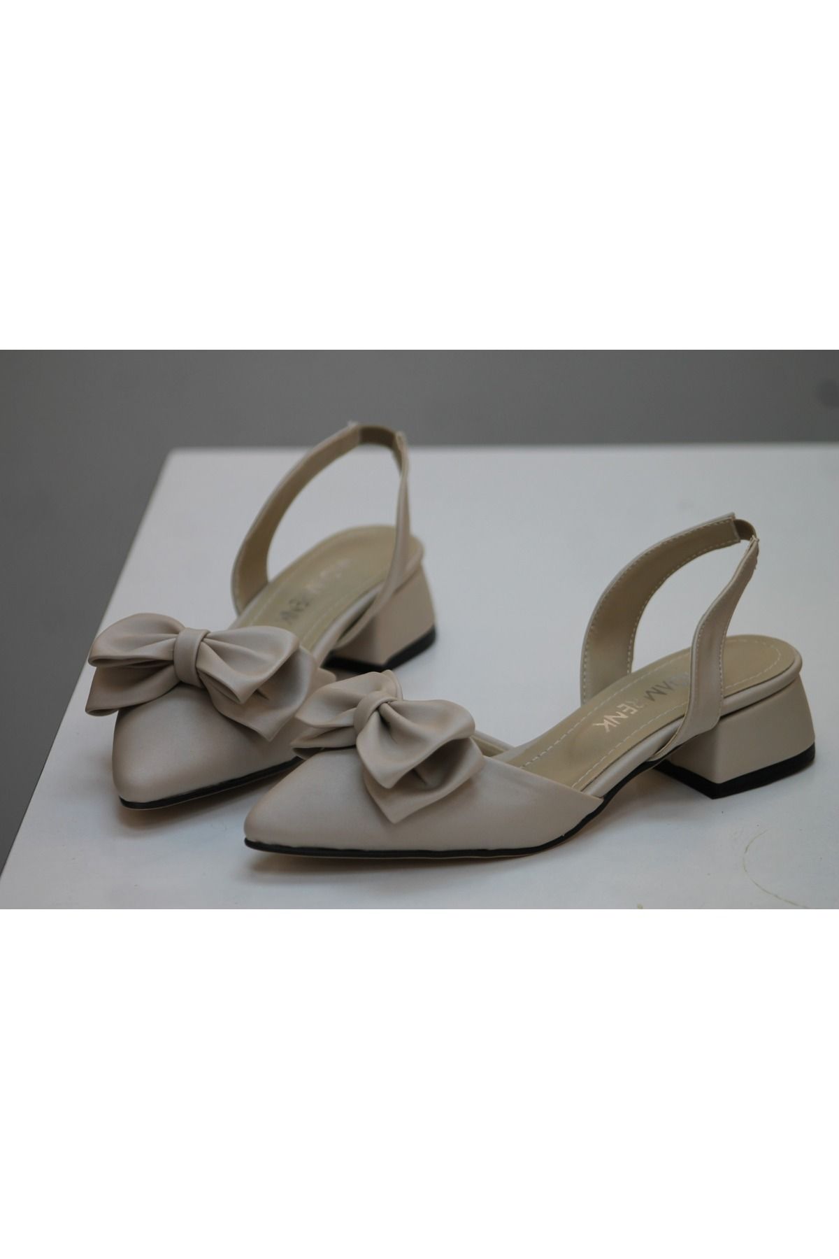 MRZ SHOES KADIN FİYONKLU SİVRİ BURUN TOPUKLU AYAKKABI