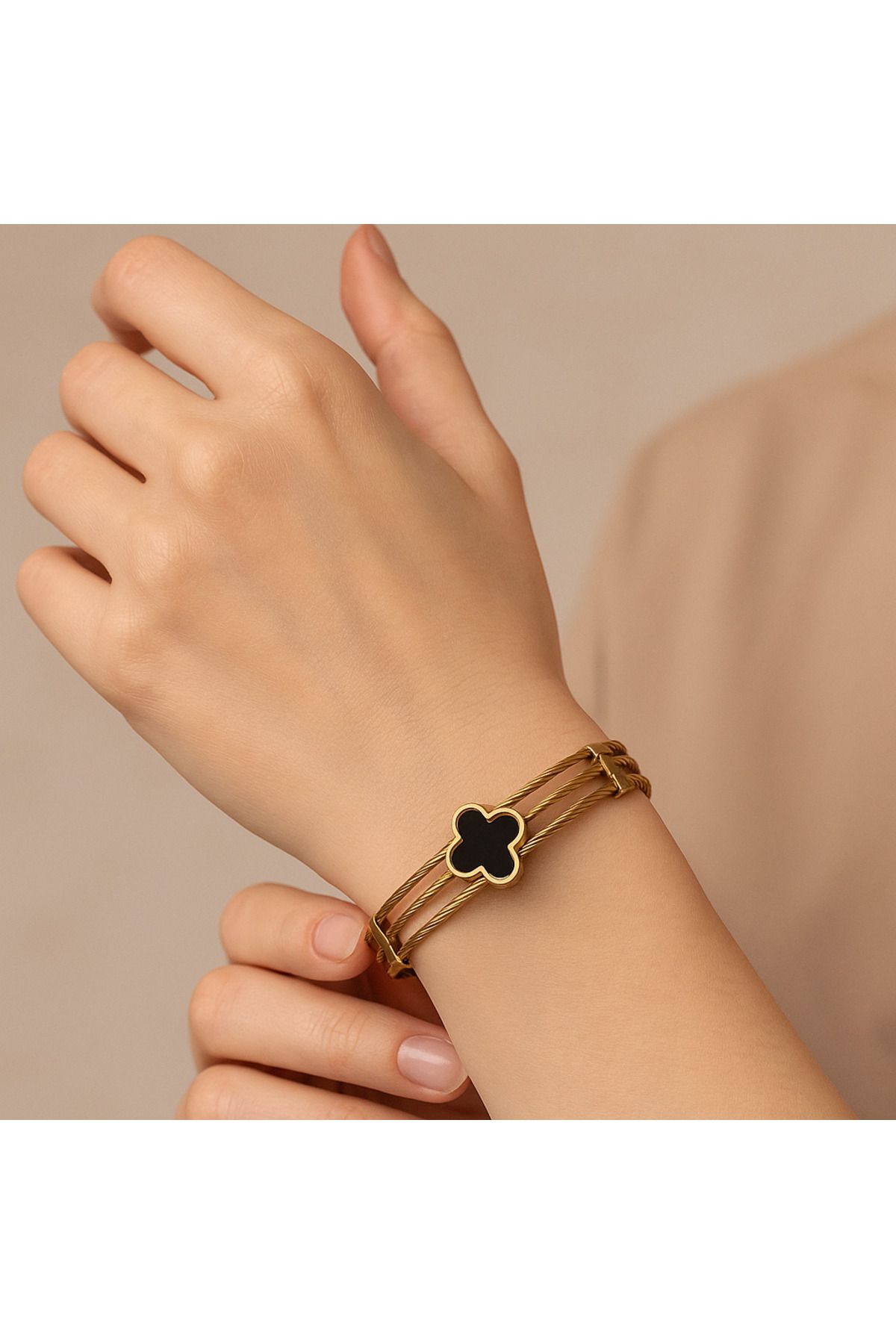 CLOVER JEWELRY Siyah Taşlı Yonca Kelepçe Bileklik – Şansın ve Zarafetin Işıltısı!