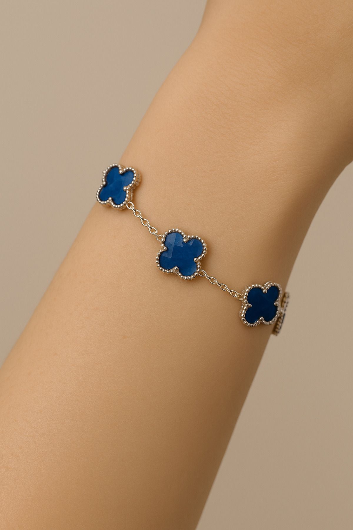 CLOVER JEWELRY Mavi Yonca Çelik Bileklik – Şıklığın ve Zarafetin Simgesi