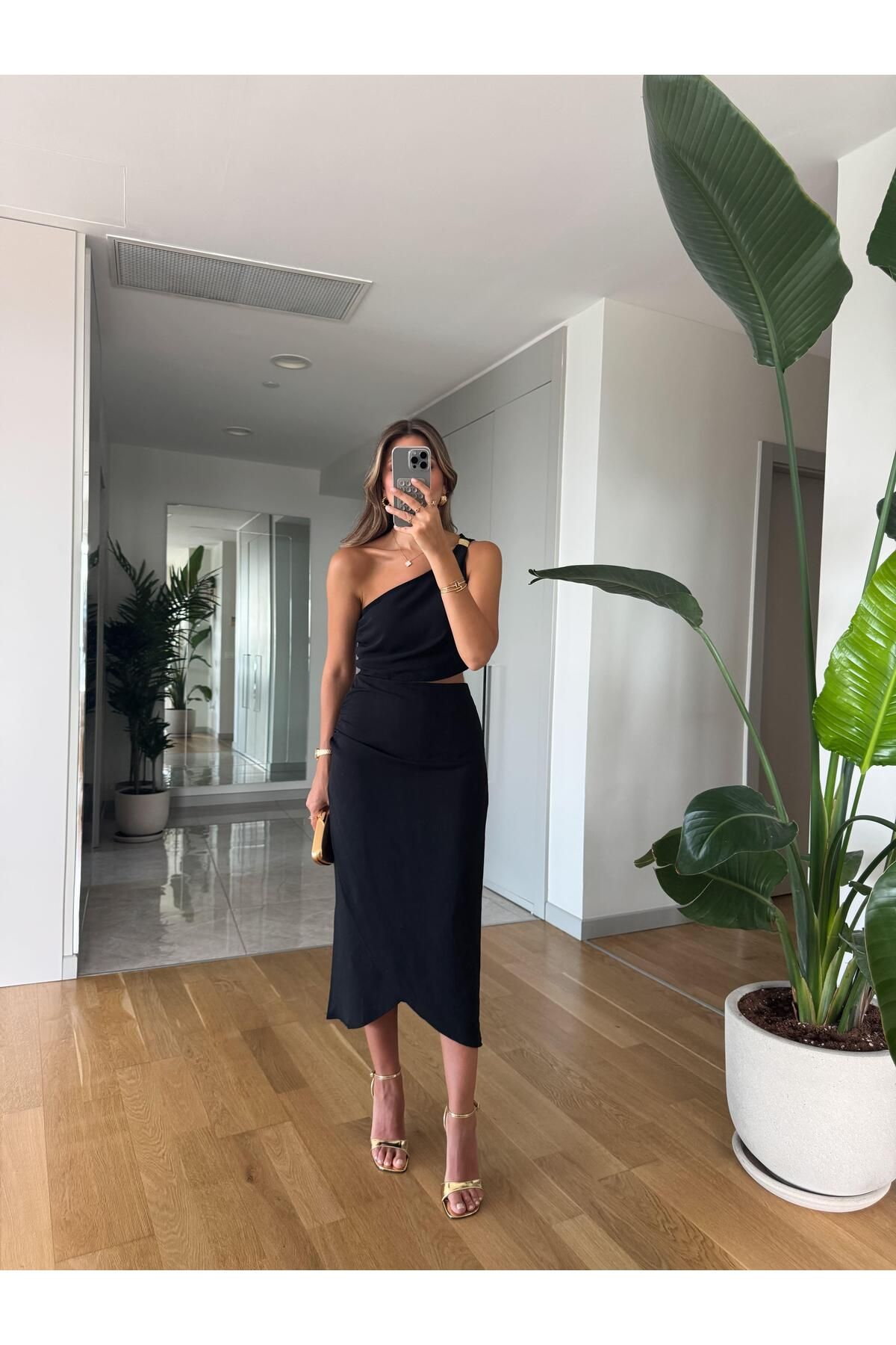 Kese Fashion Store Siyah Tek Kol Gold Aksesuarlı Yırtmaçlı Bel Dekolteli Elbise