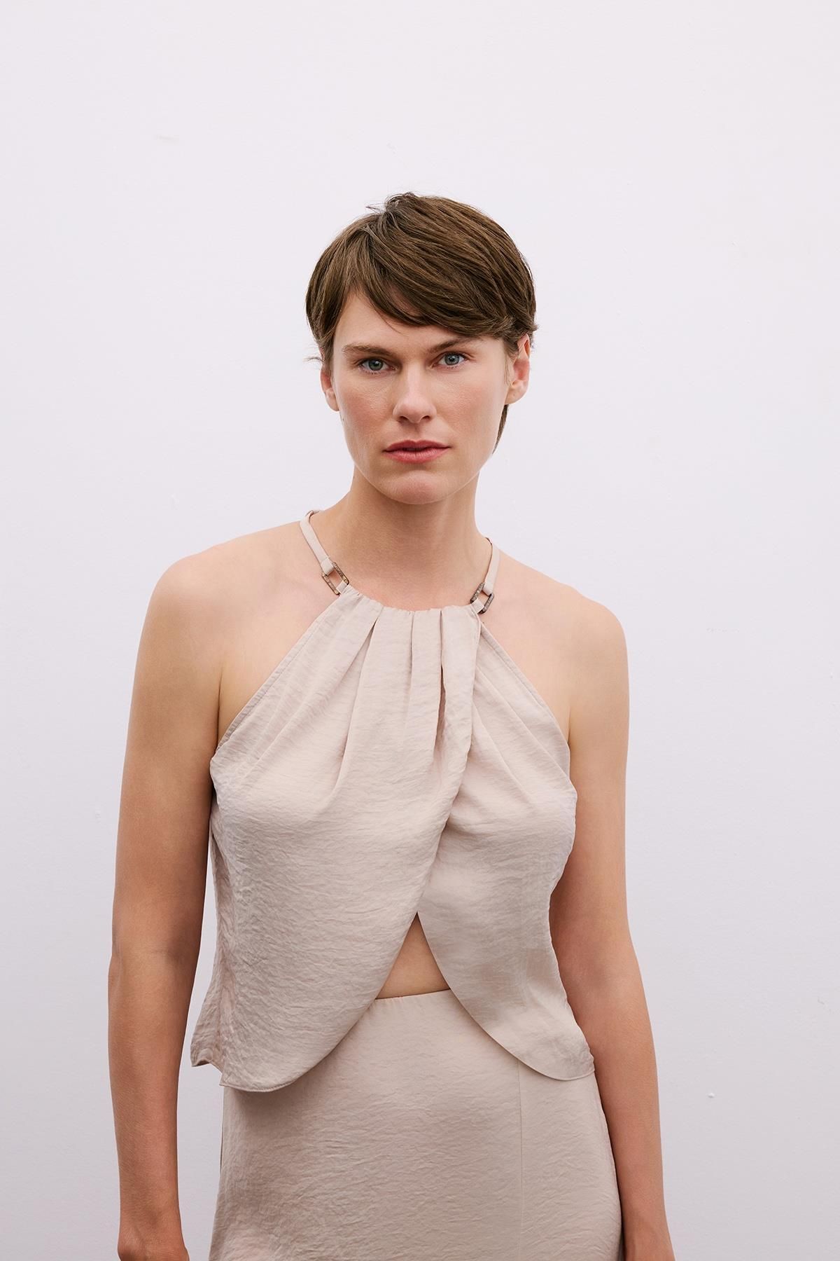 Rue Studio Aksesuar Detaylı Halter Yaka Bej Crop Bluz