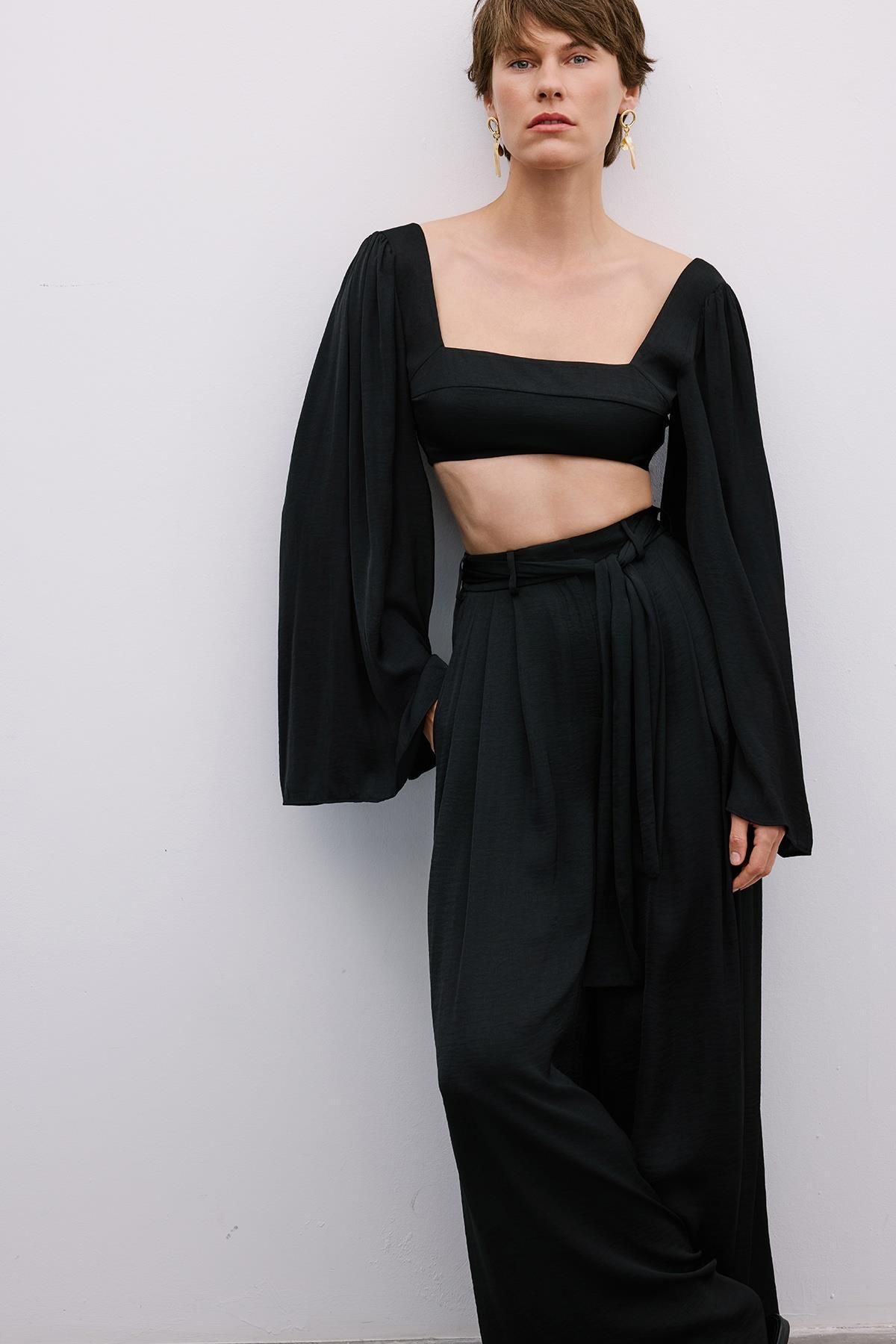 Rue Studio Omuz Bağlamalı Geniş Kollu Siyah Crop Bluz