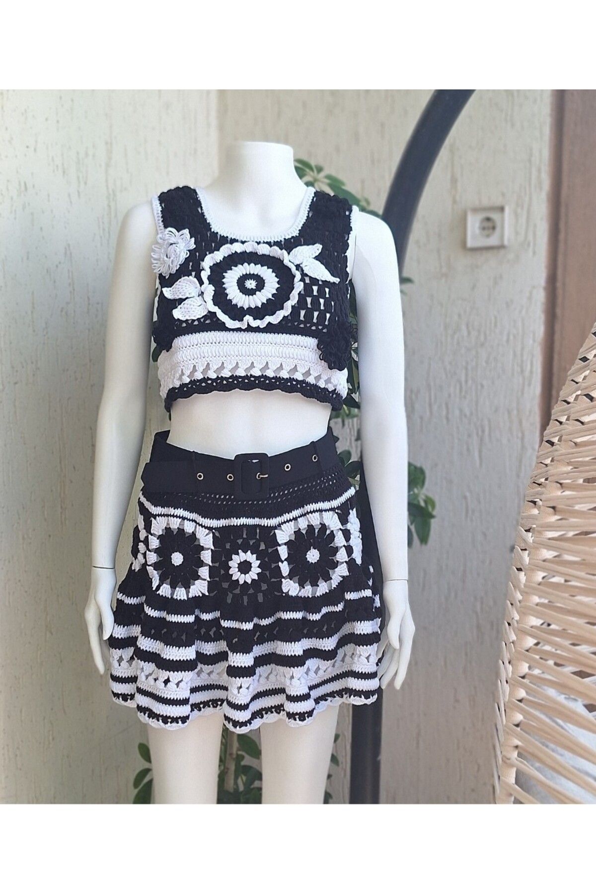 Butik KADIN SİYAH BEYAZ RENK PAMUKLU COTON İPTEN KALIN ASKILI CROP BLUZ KISA ETEKLİ İKİLİ TAKIM