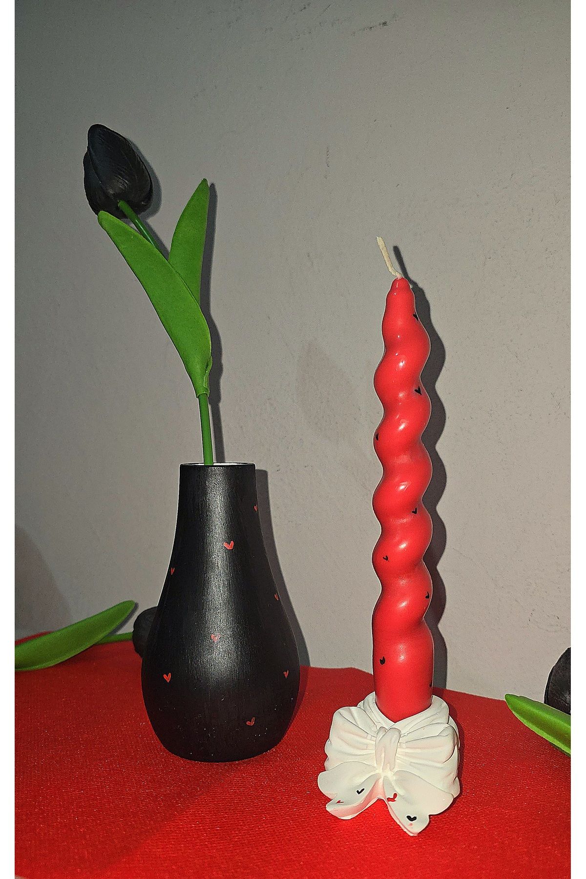 yağmur candle El Yapımı Siyah Vazo ve Kıvrımlı Kırmızı Mum Seti | Romantik Dekor | Minimalist Hediye Seti