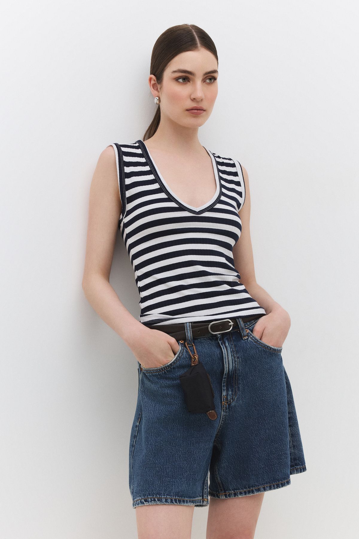 No Matter What V Yaka Çizgili Slim Fit Ribanalı Kolsuz Top