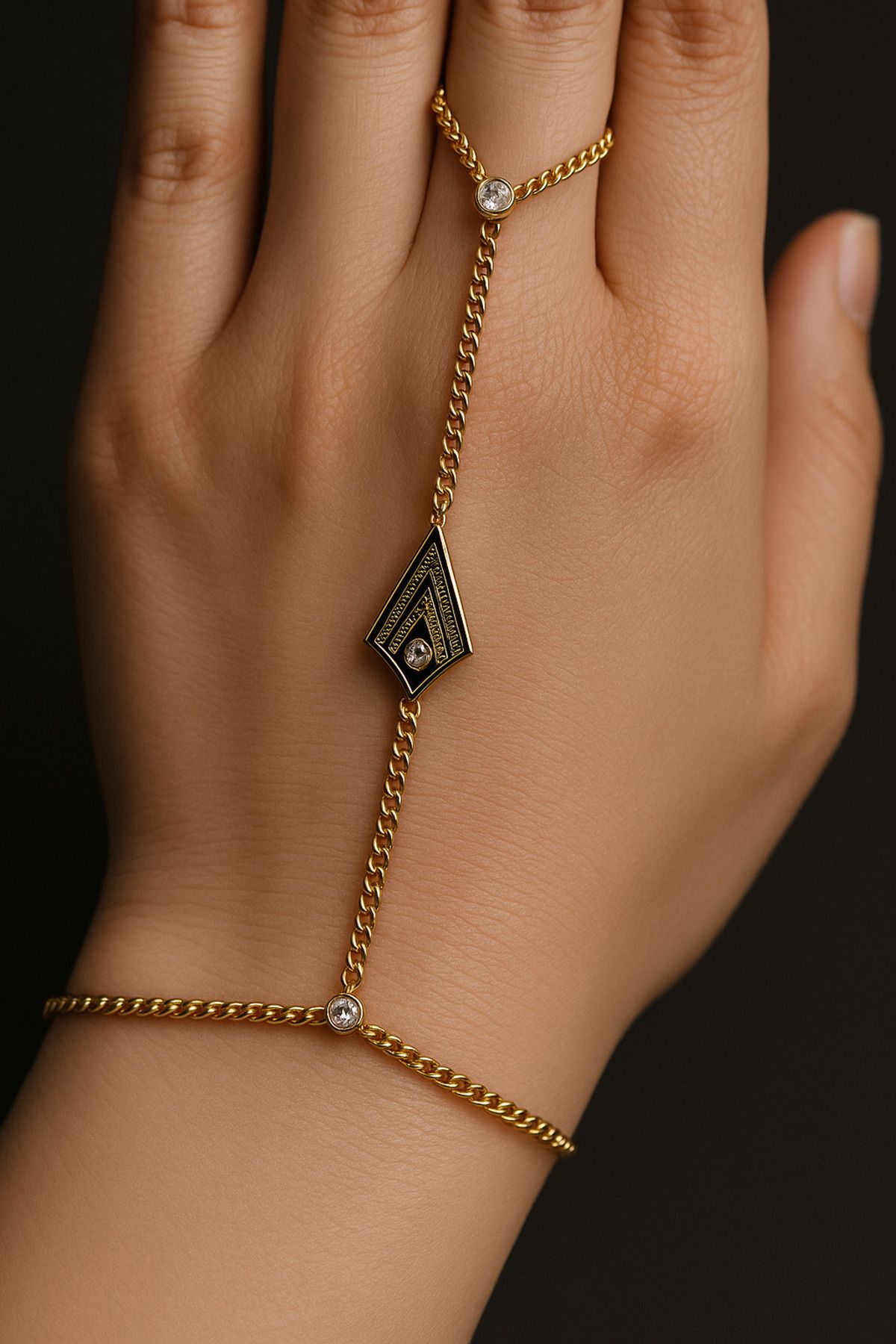 CLOVER JEWELRY Çelik Üçgen Figür Zirkon Taşlı Şahmeran Bileklik